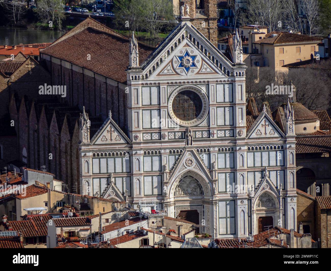 Basilica di Santa Croce Firenze Vista aerea del paesaggio urbano dalla torre di giotto dettaglio vicino alla Cattedrale di Santa Maria dei Fiori, alla Cupola del Brunelleschi, Italia Foto Stock