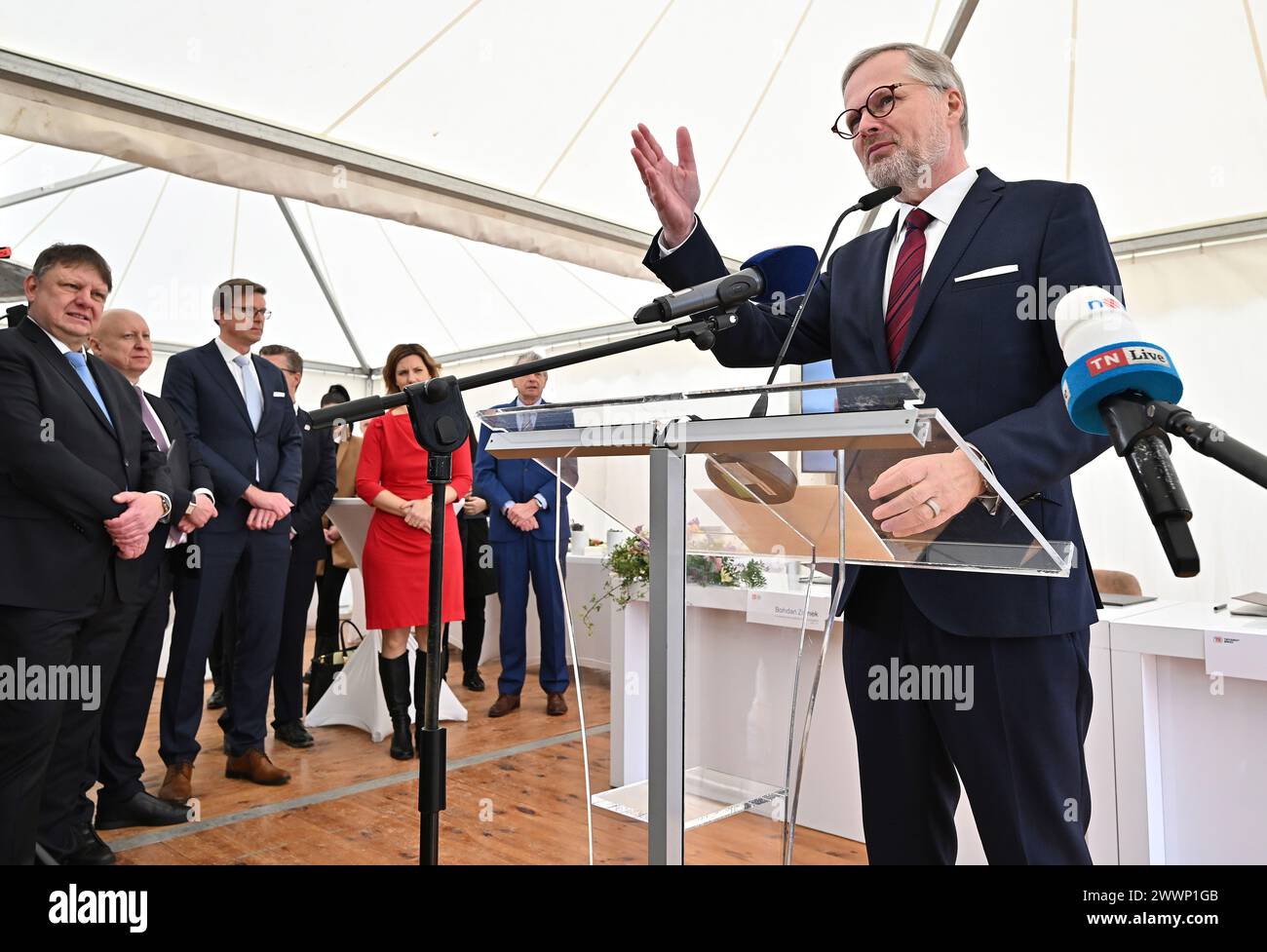 Dukovany, Repubblica Ceca. 25 marzo 2024. Il primo ministro Petr fiala (a destra) ha visitato la centrale nucleare di Dukovany in occasione della firma di un accordo di cooperazione strategica tra la società di riscaldamento Teplarny Brno e la società energetica CEZ per quanto riguarda la costruzione di gasdotti caldi da Dukovany a Brno, nella regione di Trebic, Repubblica ceca, marzo 25, 2024. crediti: Lubos Pavlicek/CTK Photo/Alamy Live News Foto Stock