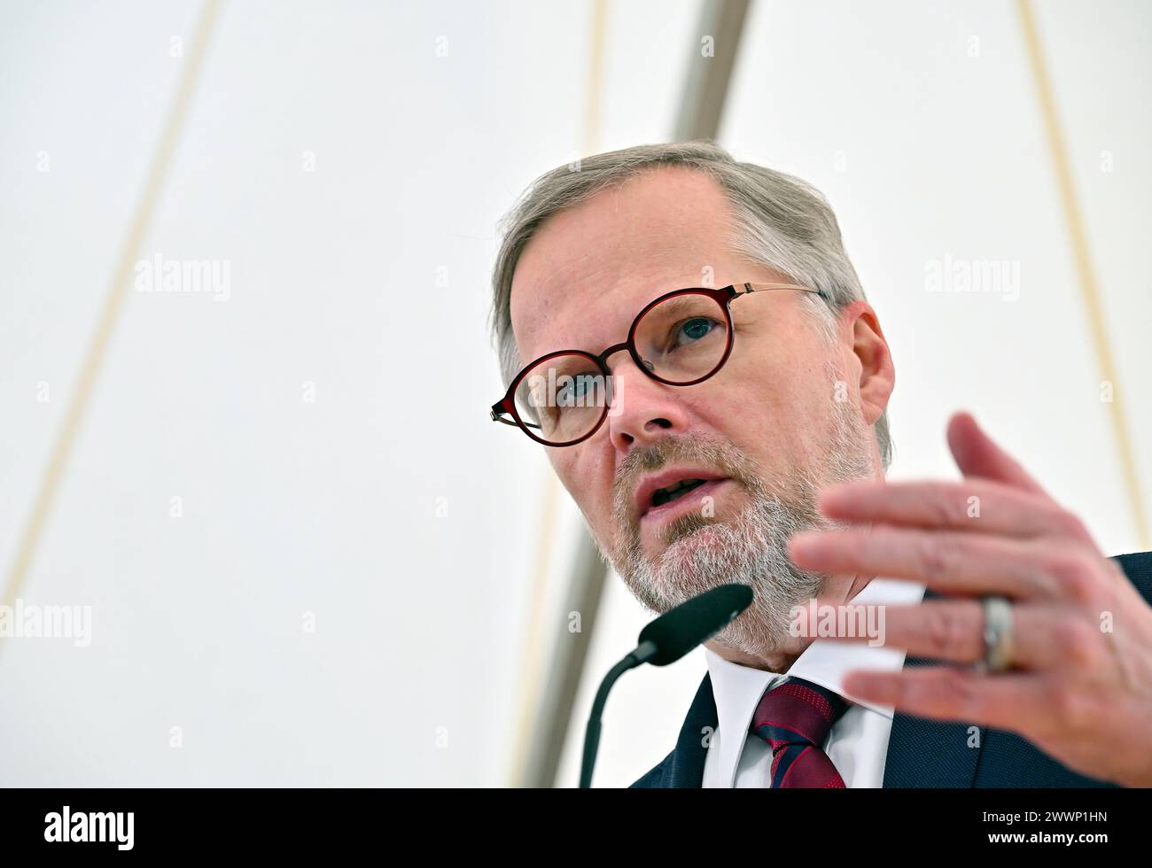 Dukovany, Repubblica Ceca. 25 marzo 2024. Il primo ministro Petr fiala ha visitato la centrale nucleare di Dukovany in occasione della firma di un accordo di cooperazione strategica tra la società di riscaldamento Teplarny Brno e la società energetica CEZ per quanto riguarda la costruzione di gasdotti caldi da Dukovany a Brno, a Dukovany, regione di Trebic, Repubblica ceca, marzo 25, 2024. crediti: Lubos Pavlicek/CTK Photo/Alamy Live News Foto Stock