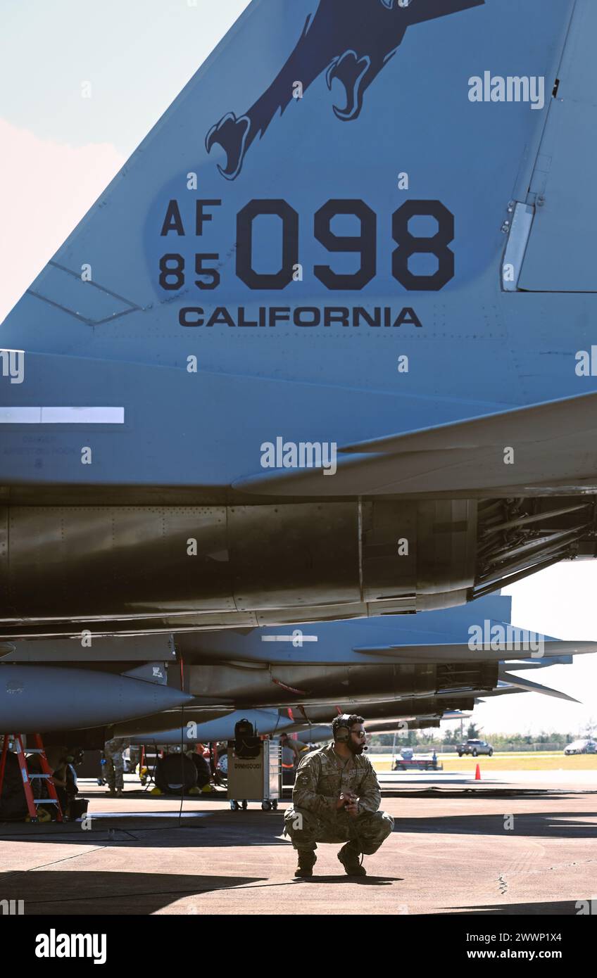 California Air National Guard Tech. Christopher moya, 144th Fighter Wing, capo dell'equipaggio, rinsalda la Louisiana Air National Guard col. David Anderson, comandante del 159th Fighter Wing, per un volo durante Cope North 24 presso Andersen Air base, Guam, 20 febbraio 2024. Le unità della California e della Louisiana dispiegate alla base aerea di Kadena, in Giappone, per garantire una presenza continua dei caccia attraverso il graduale ritorno della flotta di F-15C/D Eagles di Kadena negli Stati Uniti per sostenere questa presenza, le squadre hanno partecipato a Cope North 24 per basarsi su tattiche aeree multilaterali che rafforzano le capacità degli alleati e dei partner Foto Stock