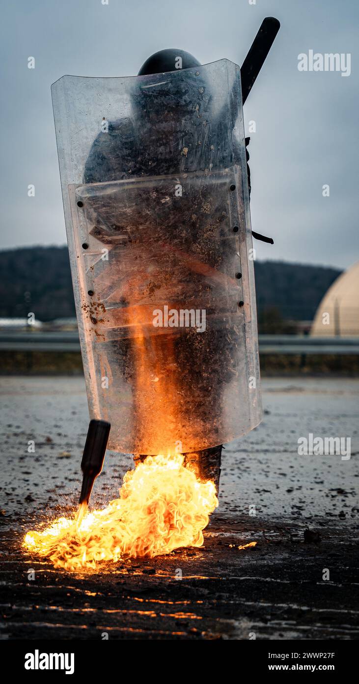 Un soldato degli Stati Uniti assegnato al 48th Infantry Brigade Combat Team (IBCT), Georgia Army National Guard (GA NG), conduce addestramento alla "fobia di fuoco" durante le forze del Kosovo 33 (KFOR 33) Mission Rehearsal Exercise (MRE) nell'Hohenfels Training area, Germania, 2 febbraio 2024. KFOR 33 MRE è un evento di formazione multinazionale condotto per preparare il 48° IBCT (GA NG) per il loro dispiegamento al comando regionale del Kosovo Est. Esercito Foto Stock