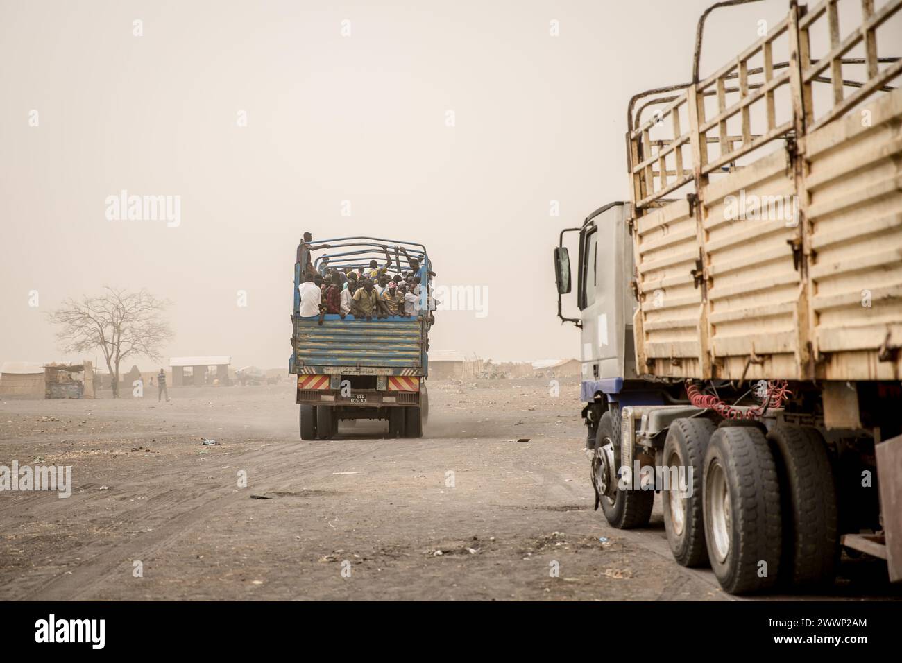 Sudan del Sud. 20 marzo 2024. Le persone vengono caricate su camion per portarle da Joda, al confine sudanese, a Renk, nel Sud Sudan, dove rimarranno in un campo di transito prima di essere trasportate nel paese. Circa 1.000 rimpatriati e rifugiati sudanesi attraversano ogni giorno il confine dal Sudan al Sudan meridionale. La guerra in Sudan, iniziata nell'aprile 2023, ha portato alla più grande crisi di sfollamento del mondo. (Foto di Sally Hayden/SOPA Images/Sipa USA) credito: SIPA USA/Alamy Live News Foto Stock