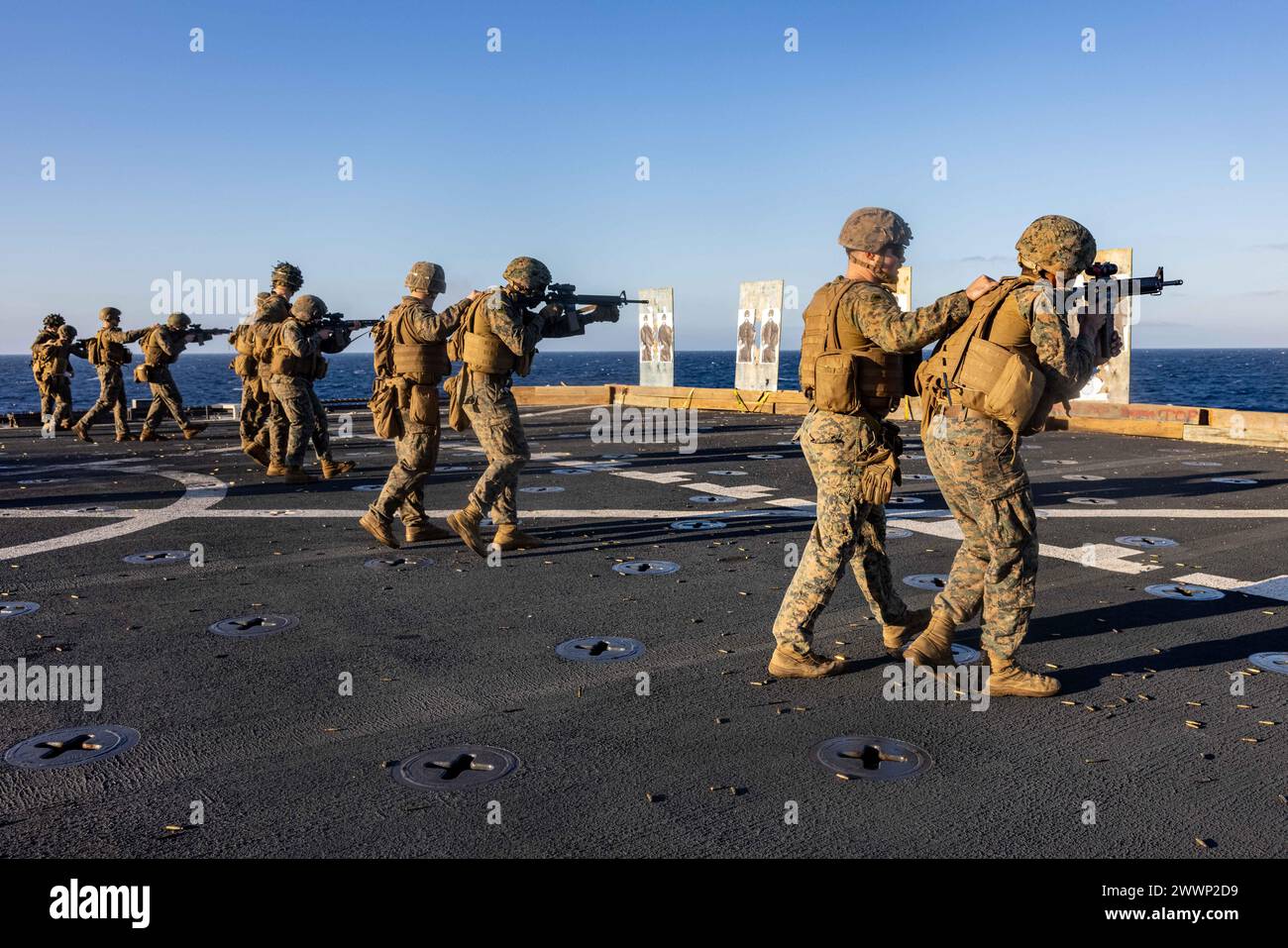 I Marines statunitensi con l'elemento di comando logistico della 26th Marine Expeditionary Unit (Special Operations Capable) sparano agli obiettivi mentre si muovono durante un evento di addestramento al fuoco vivo a bordo della nave da sbarco harpers classe traghetto USS Carter Hall (LSD-50), 5 febbraio 2024. Il Bataan Amphibious Ready Group, con il 26 MEU(SOC) imbarcato, è in uno schieramento pianificato nell'area delle operazioni US Naval Forces Europe, impiegata dalla Sixth Fleet per difendere gli interessi degli Stati Uniti, degli Alleati e dei partner. Corpo dei Marine Foto Stock