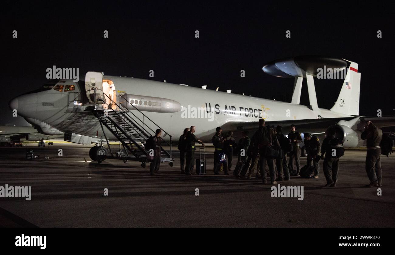 Il personale del 961st Airborne Air Control Squadron si deplina dopo aver sostenuto una missione di interdizione aerea Cope North 24 tra alleati multinazionali e partner 13 febbraio 2024, presso Andersen Air base, Guam. Il 961st forniva ai giocatori delle esercitazioni il comando e il controllo in volo, la sorveglianza a lungo raggio, l'individuazione e l'identificazione delle informazioni a sostegno dell'integrazione multinazionale di tattiche, tecniche e procedure aeree. Aeronautica militare Foto Stock
