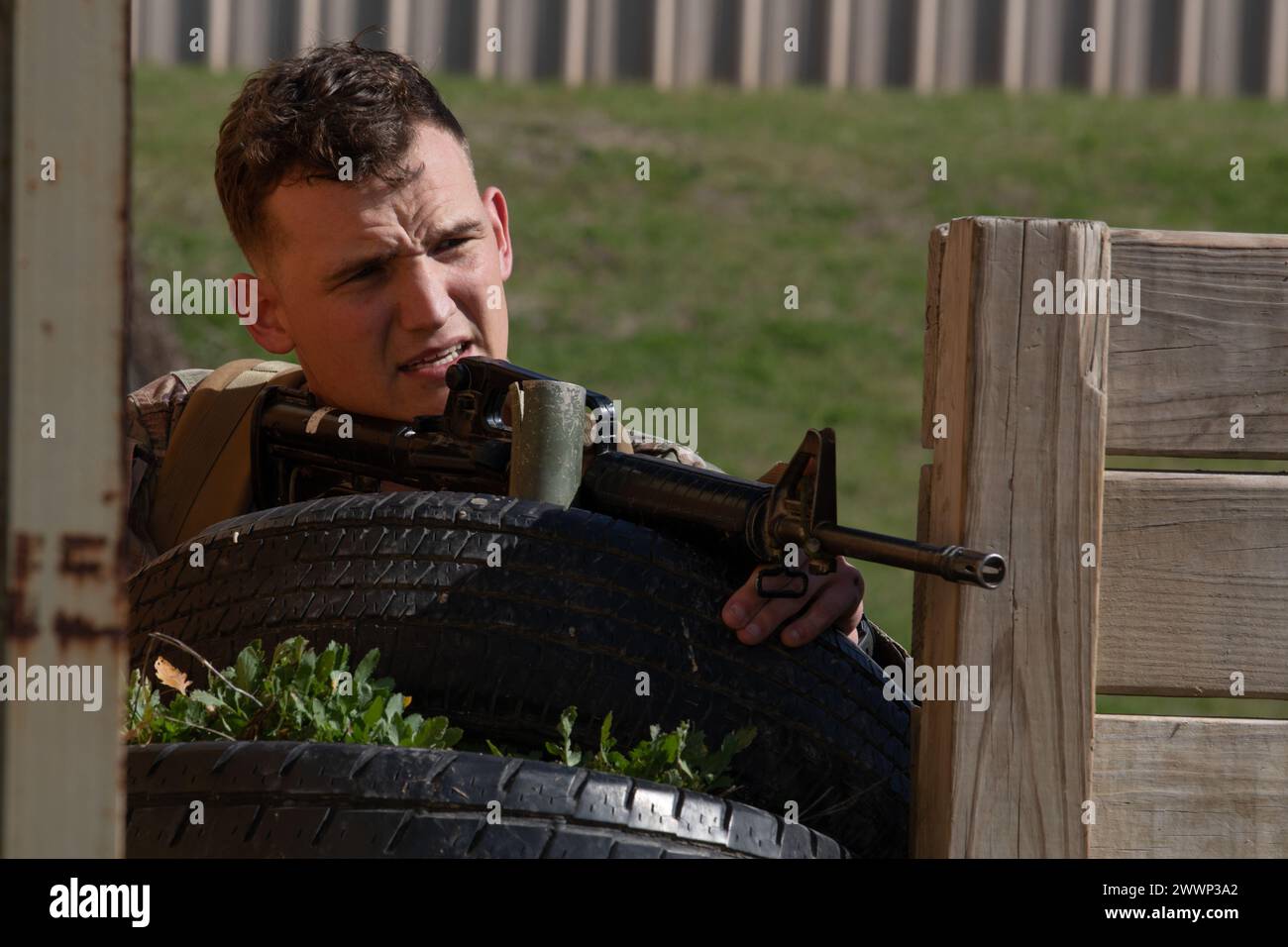 Connor Lauster, assegnato alla C Company, 15th Brigade Support Battalion, 2nd Armored Brigade Combat Team, 1st Cavalry Division si allena su un percorso ad ostacoli presso il Medical Simulation Training Center, a Fort Cavazos, Texas, 22 febbraio 2024. Il percorso ad ostacoli faceva parte di una serie di eventi progettati per preparare i soldati alla competizione Army Best Medic Competition a Fort Liberty, Carolina del Nord. Esercito Foto Stock