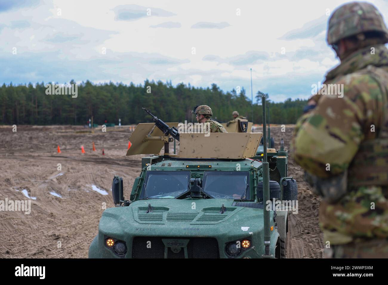 I soldati dell'esercito degli Stati Uniti assegnati alla Task Force Provider della 3rd Division Sustainment Brigade partecipano a un'esercitazione di fuoco dal vivo a Swietoszow, Polonia, 12 febbraio 2024. Il 3rd DSB testa soldati e squadre con unità di difesa individuali e collettive e convogli esercitazioni di fuoco dal vivo per garantire la disponibilità a proteggere la logistica critica e i sistemi di comando missione su qualsiasi campo di battaglia. Esercito Foto Stock