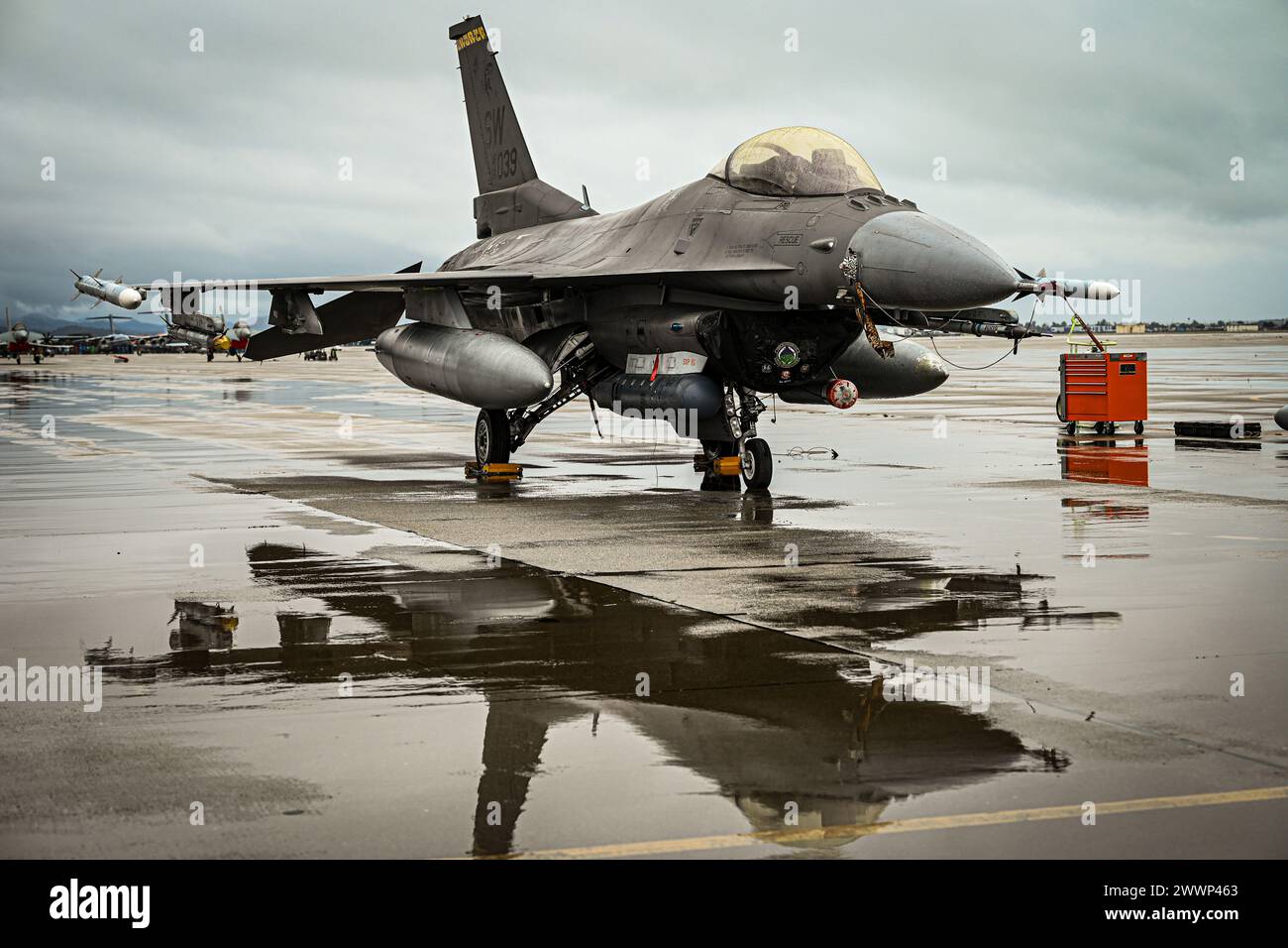 Un F-16D Fighting Falcon assegnato alla Shaw Air Force base, S.C., è in missione di allerta durante L'ESERCITAZIONE BAMBOO EAGLE 24-1 febbraio 1, 2024, presso la March Air Reserve base, California. Bamboo Eagle è un esercizio progettato per fornire un ambiente di base aerea di spedizione in cui le forze alleate si concentrano sul comando e controllo Agile Combat Employment, sulla superiorità aerea e sulla guerra congiunta in mare. Aeronautica militare Foto Stock