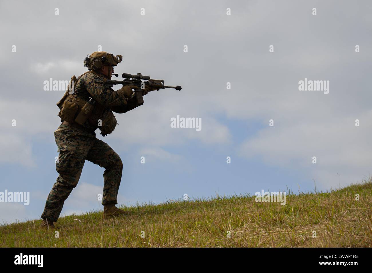 Peyton Reed, un Marine di fanteria con Battalion Landing Team 1/1, 31st Marine Expeditionary Unit, avanza verso una posizione nemica durante un'esercitazione meccanizzata di raid a Camp Schwab, Okinawa, Giappone, 6 febbraio 2024. I Marines di BLT 1/1 perfezionarono le loro abilità tattiche attraverso l'uso di coordinarsi con più veicoli e inserirsi da posizioni strategiche critiche. Il 31o MEU, l’unica MEU del corpo dei Marines schierata in avanti in modo continuo, fornisce una forza flessibile e letale pronta a svolgere un’ampia gamma di operazioni militari come principale forza di risposta alle crisi nell’Ind Foto Stock