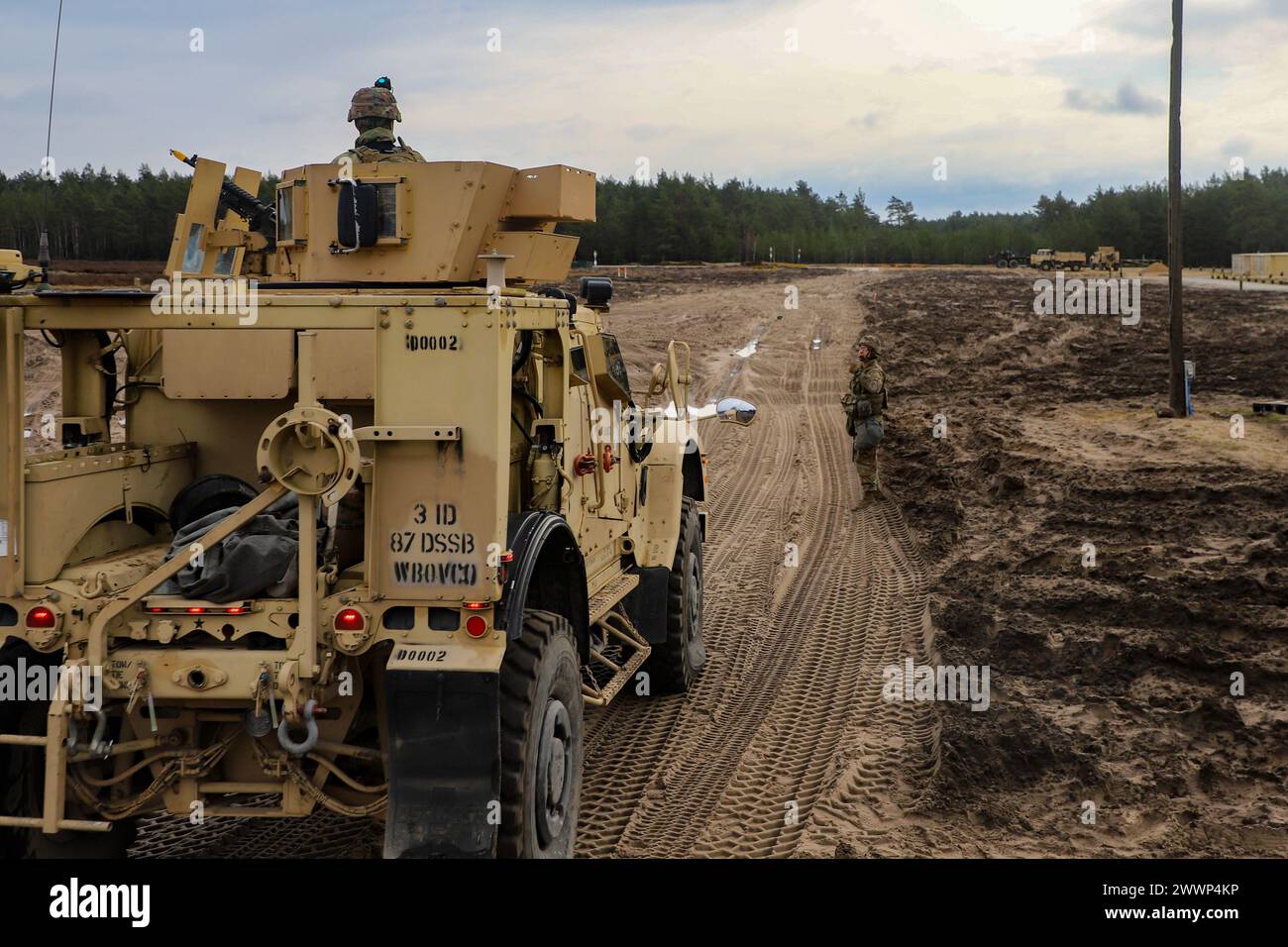 I soldati dell'esercito degli Stati Uniti assegnati alla Task Force Provider della 3rd Division Sustainment Brigade partecipano a un'esercitazione di fuoco dal vivo a Swietoszow, Polonia, 12 febbraio 2024. Il 3rd DSB testa soldati e squadre con unità di difesa individuali e collettive e convogli esercitazioni di fuoco dal vivo per garantire la disponibilità a proteggere la logistica critica e i sistemi di comando missione su qualsiasi campo di battaglia. Esercito Foto Stock