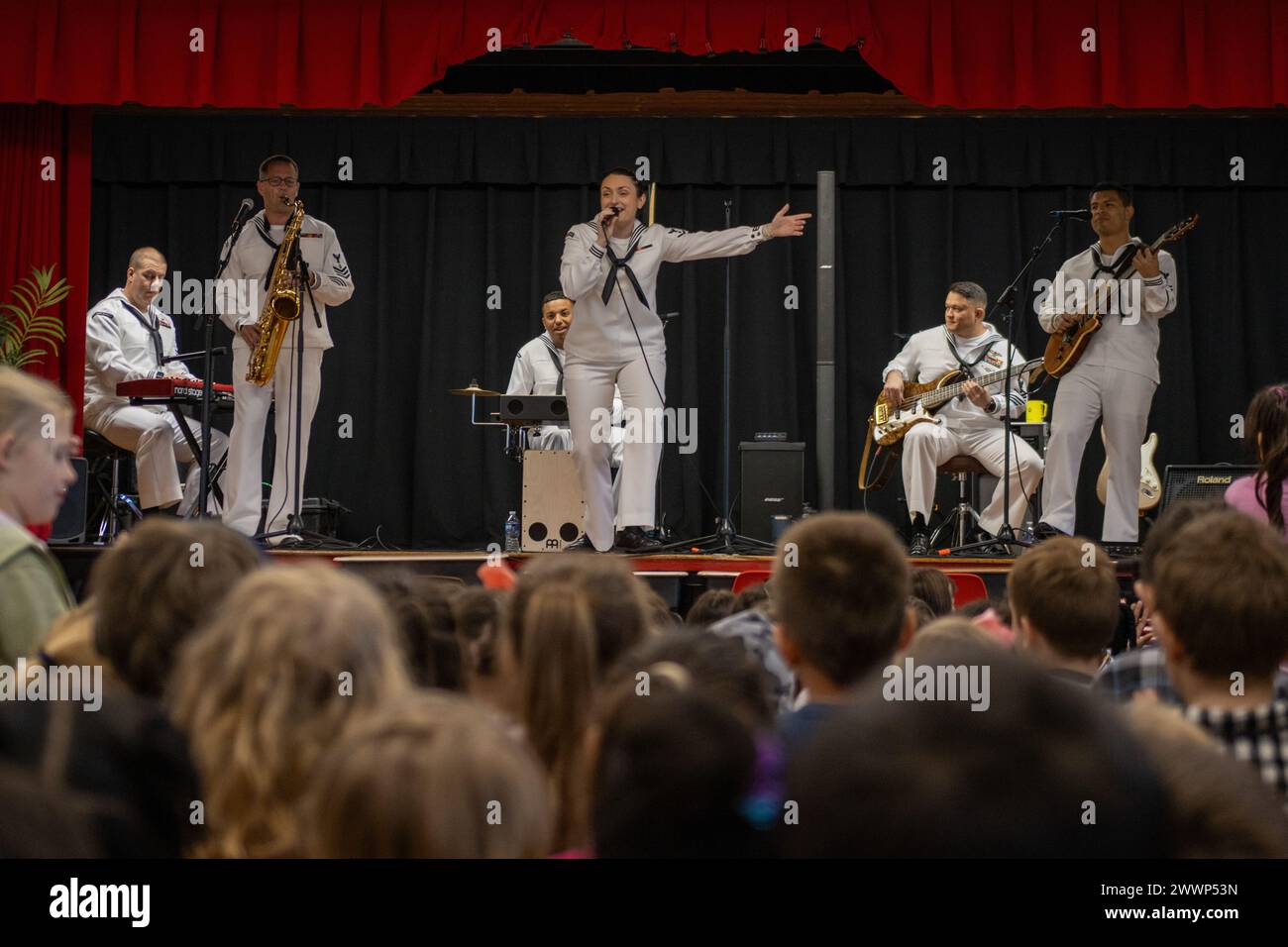 Il gruppo musicale Navy Band Southeast rock Pride si è esibito alla Read-Patillo Elementary School durante la Daytona Beach Navy Week. Foto Stock