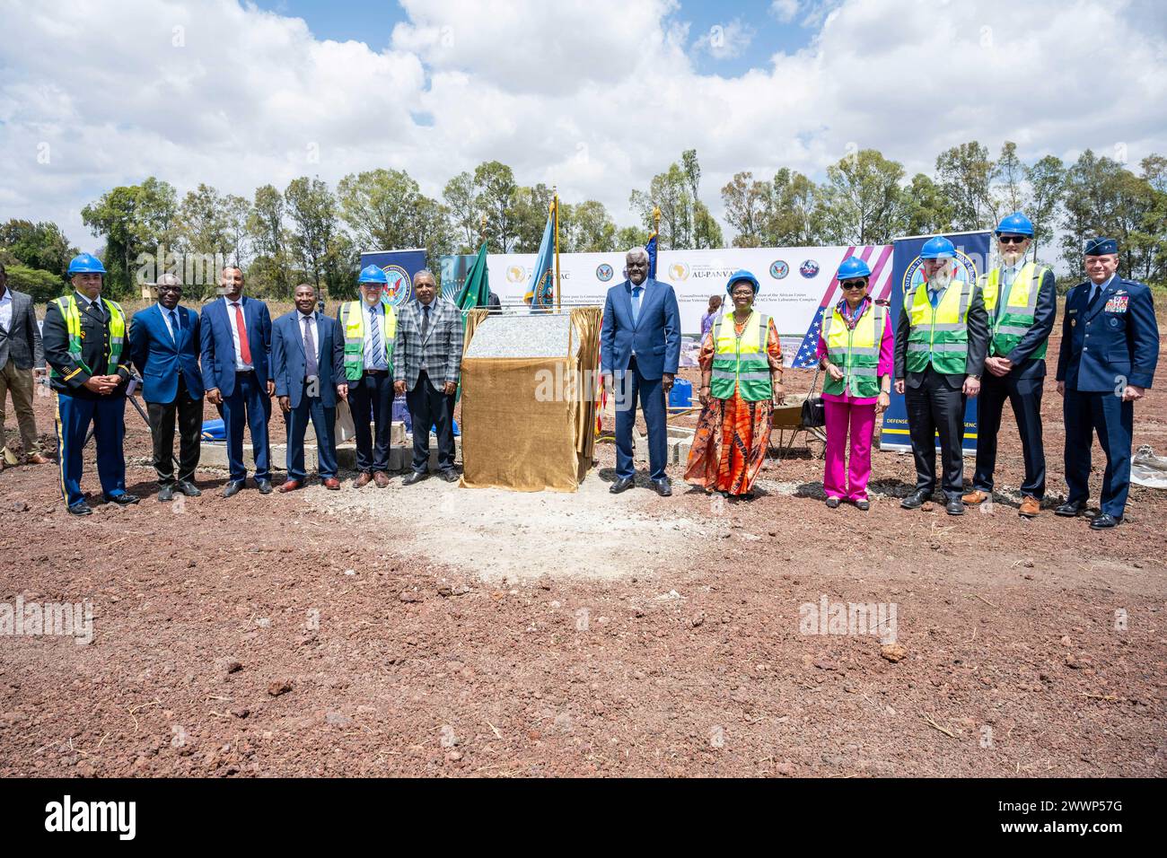 I membri della Defense Threat Reduction Agency (DTRA) hanno partecipato a una cerimonia rivoluzionaria per il nuovo laboratorio e centro di formazione dell'Unione africana (AU)-Pan-African Veterinary Vaccine Center (PANVAC) a Bishoftu, Etiopia, 21 febbraio. Foto Stock