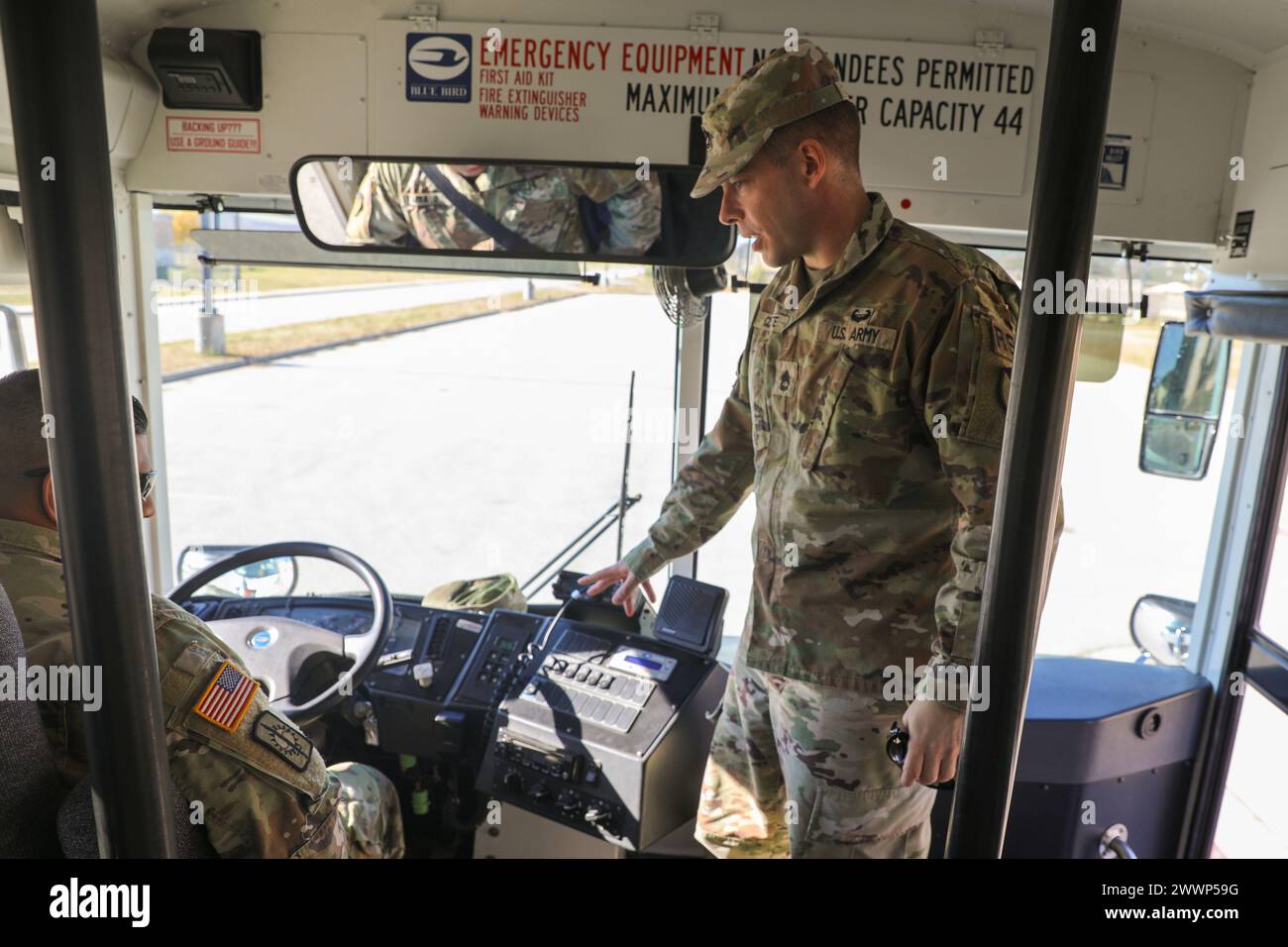 Il Sgt. 1st Class Andrew Clavette, comandante della brigata e ufficiale della sicurezza dell'unità, 646th Regional Support Brigade, mobilitazione Support Brigade, esamina gli elementi di ispezione prima del viaggio prima della parte su strada del corso di addestramento degli autisti di autobus, Fort Cavazos, Texas. Clavette ha addestrato 41 autisti di autobus dall'ottobre 2023 e non vede l'ora di addestrare altri soldati mentre la sua unità è mobilitata al Great Place. Esercito Foto Stock