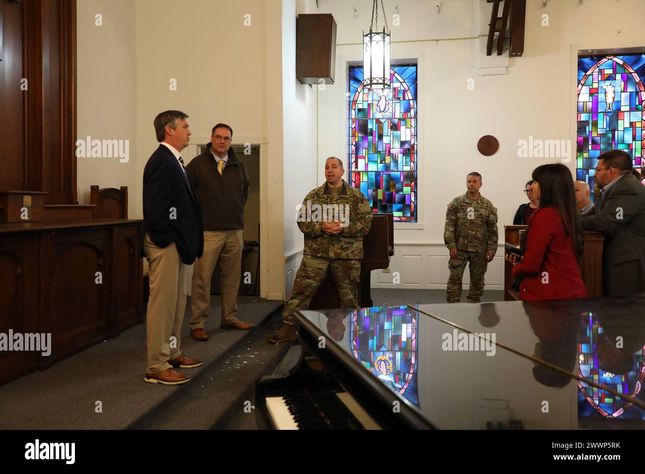 Il rappresentante Barry Moore del 2° distretto dell'Alabama riceve un tour di una cappella storica che necessita di riparazioni strutturali durante una visita a Fort Novosel, Ala., 12 febbraio 2024. Esercito Foto Stock