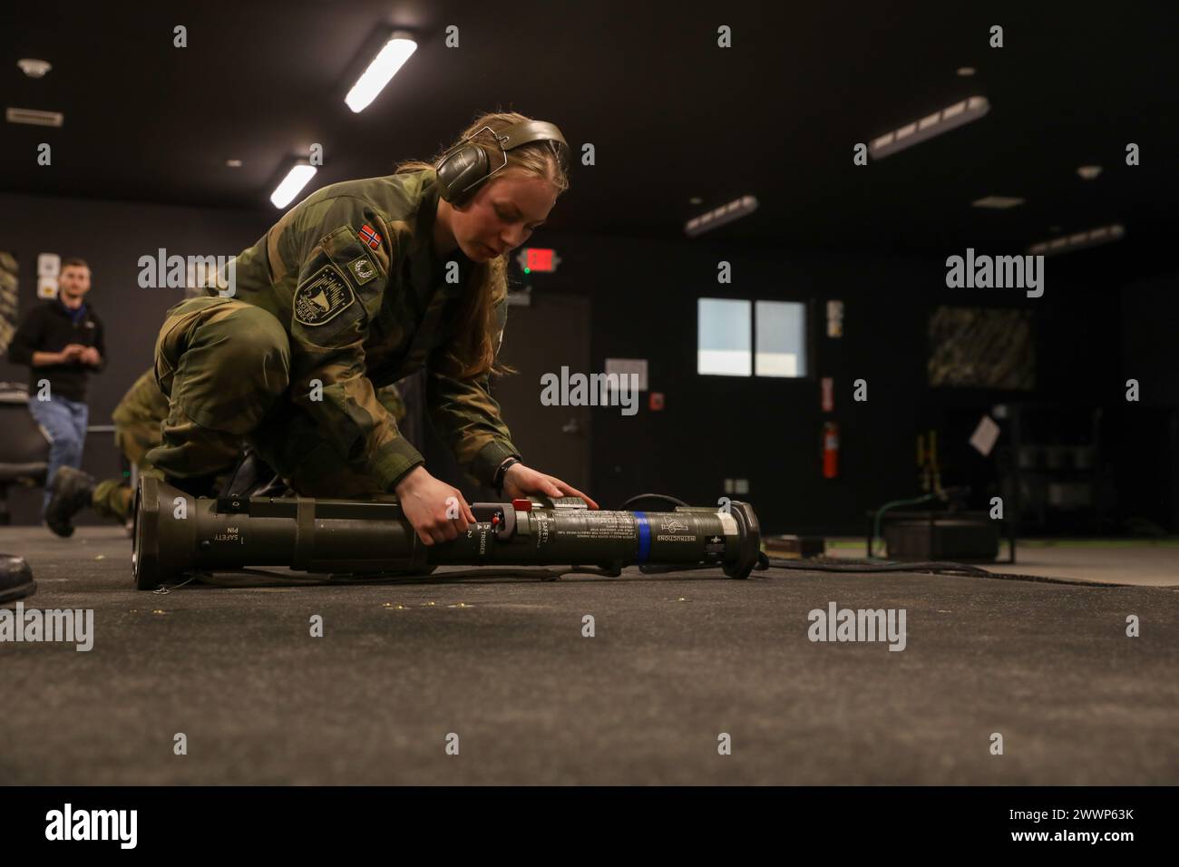 La forza di risposta rapida della Guardia interna norvegese si addestrò con la Guardia Nazionale del Minnesota su armi antiarmatura simulate come l'FGM-148 Javelin in Engagement Skills Trainer Ranges presso il Camp Ripley Training Center a Little Falls, Minnesota il 6 febbraio 2024 (Minnesota Army National Guard Foto Stock