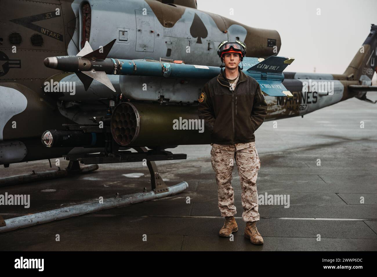 U.S. Marine Corps Cpl. Wayne Shrock, nativo di Oak Hill, Ohio, tecnico di ordigni aeronautici con Marine Light Attack Helicopter Squadron (HMLA) 267, Marine Aircraft Group 39, 3D Marine Aircraft Wing, posa per una foto durante un esercizio di combattimento della Marine Air-Ground Task Force come parte del Service Level Training Exercise 2-24 a Camp Wilson, Marine Corps Air-Ground Combat Center, Twentynine Palms, California, 20 febbraio 2024. MWX è l'evento culminante per SLTE 2-24 che migliora le capacità operative e la letalità dei membri dei servizi degli Stati Uniti e degli alleati come MAGTF. Corpo dei Marine Foto Stock