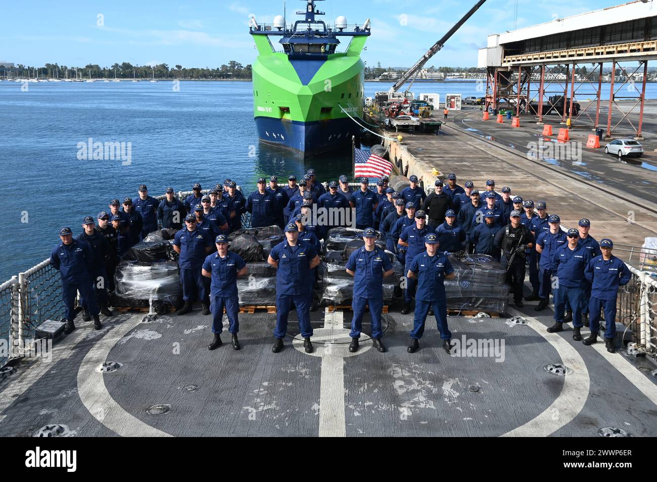 L'equipaggio della Guardia Costiera Cutter Active (WMEC 630) scarica circa 10.929 chili di cocaina sequestrata a San Diego, 21 febbraio 2024. Le droghe, per un valore stimato di 443 milioni di dollari, sono state sequestrate nelle acque internazionali dell'Oceano Pacifico orientale. Guardia costiera degli Stati Uniti Foto Stock