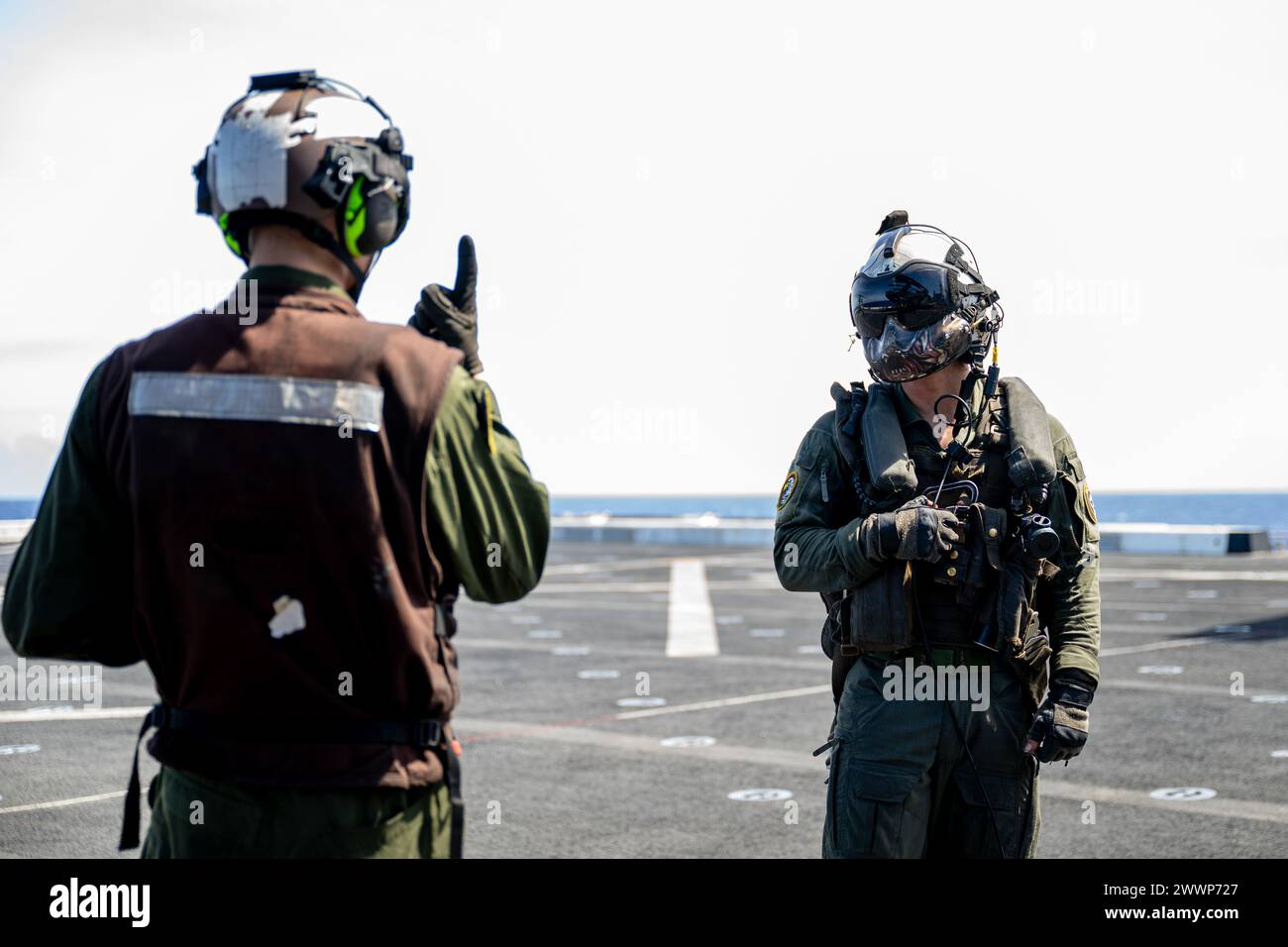 OCEANO PACIFICO (9 febbraio 2024) Un segnale dei Marines degli Stati Uniti al sergente Jayson Perez, entrambi assegnati ai “Cavalieri Bianchi” del Marine Medium Tiltrotor Squadron (VMM) 165 (rinforzato), sul ponte di volo della nave da carico anfibia classe San Antonio USS Somerset (LPD 25) mentre era in corso nell'Oceano Pacifico, 9 febbraio 2024. Somerset è attualmente in corso di operazioni di routine nella 7th Fleet degli Stati Uniti con elementi della 15th Marine Expeditionary Unit. La U.S. 7th Fleet è la più grande flotta numerata della Marina degli Stati Uniti, e interagisce e opera regolarmente con alleati e partner nel preservare Foto Stock