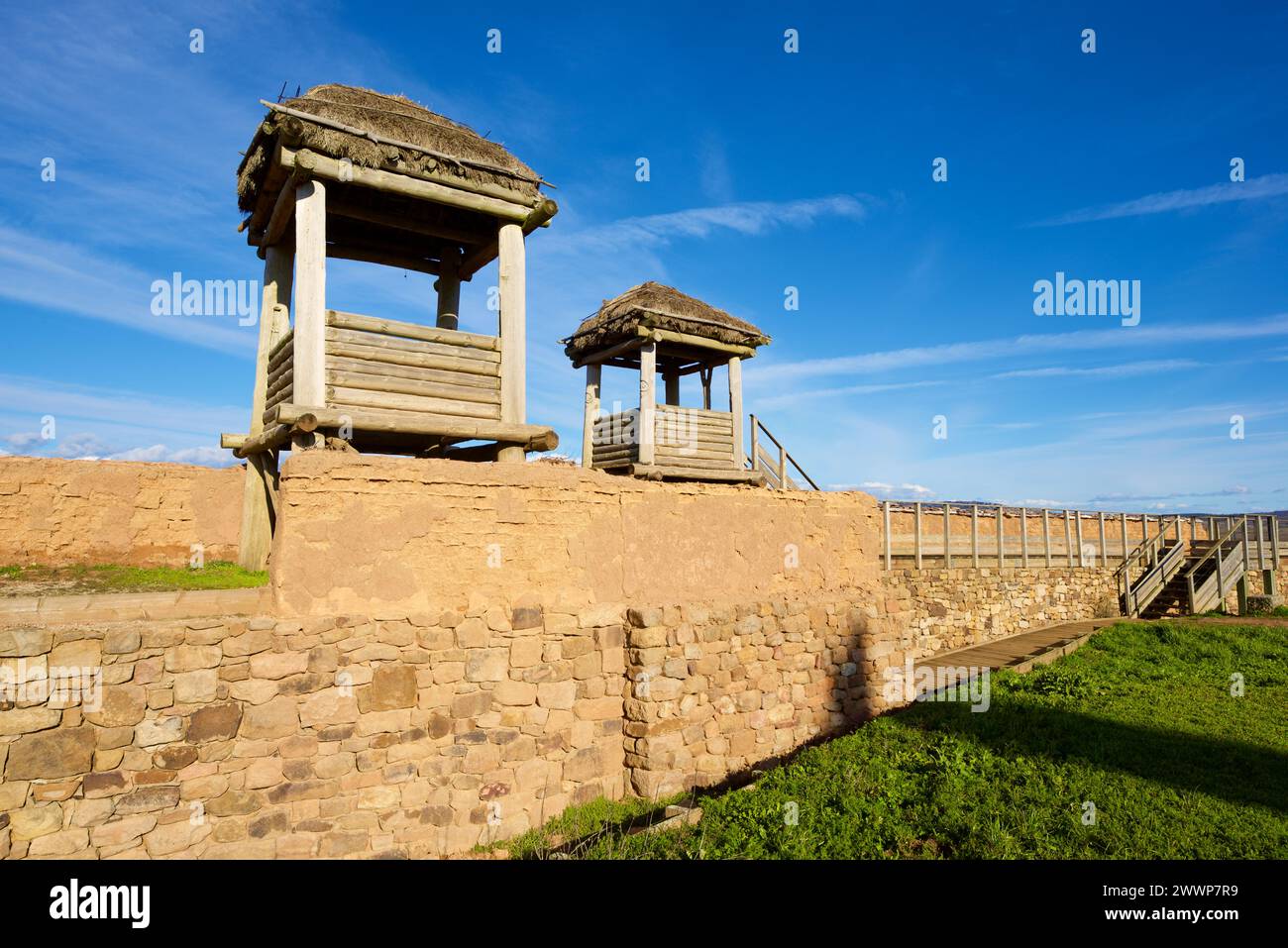 Ricreazione del muro difensivo nell'insediamento celtiberiano di Garray, provincia di Soria, Castilla Leon in Spagna. Foto Stock