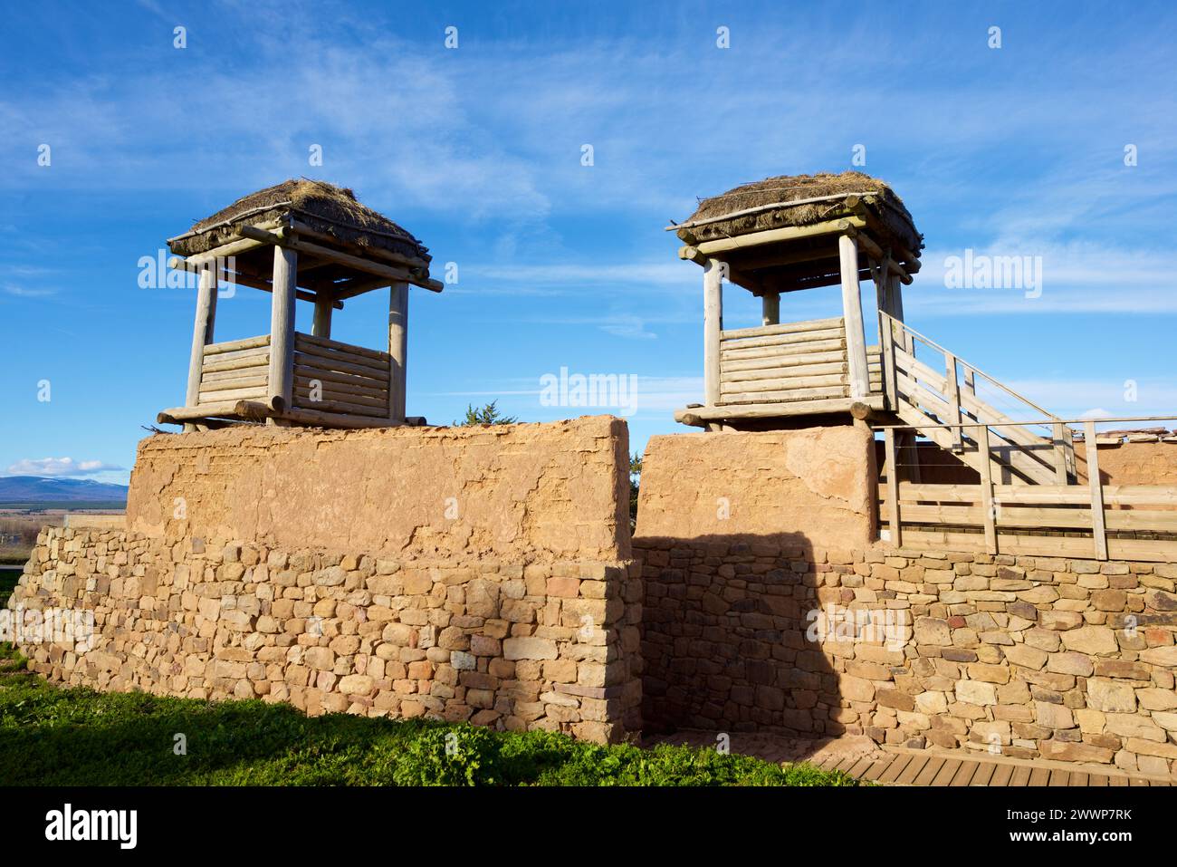 Ricreazione del muro difensivo nell'insediamento celtiberiano di Garray, provincia di Soria, Castilla Leon in Spagna. Foto Stock
