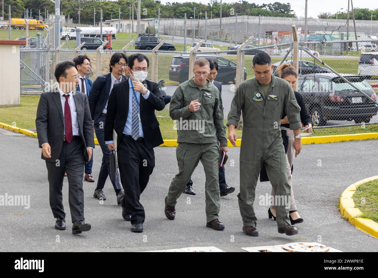 Shinya Ito, a sinistra, direttore generale dell'Ufficio di difesa di Okinawa, parla con i leader del Marine Aircraft Group 36, 1st Marine Aircraft Wing presso la Marine Corps Air Station Futenma, Okinawa, Giappone, 27 febbraio 2024. La visita del direttore generale ha favorito la comunicazione sulle operazioni VMM-262 intorno a Okinawa. Corpo dei Marine Foto Stock