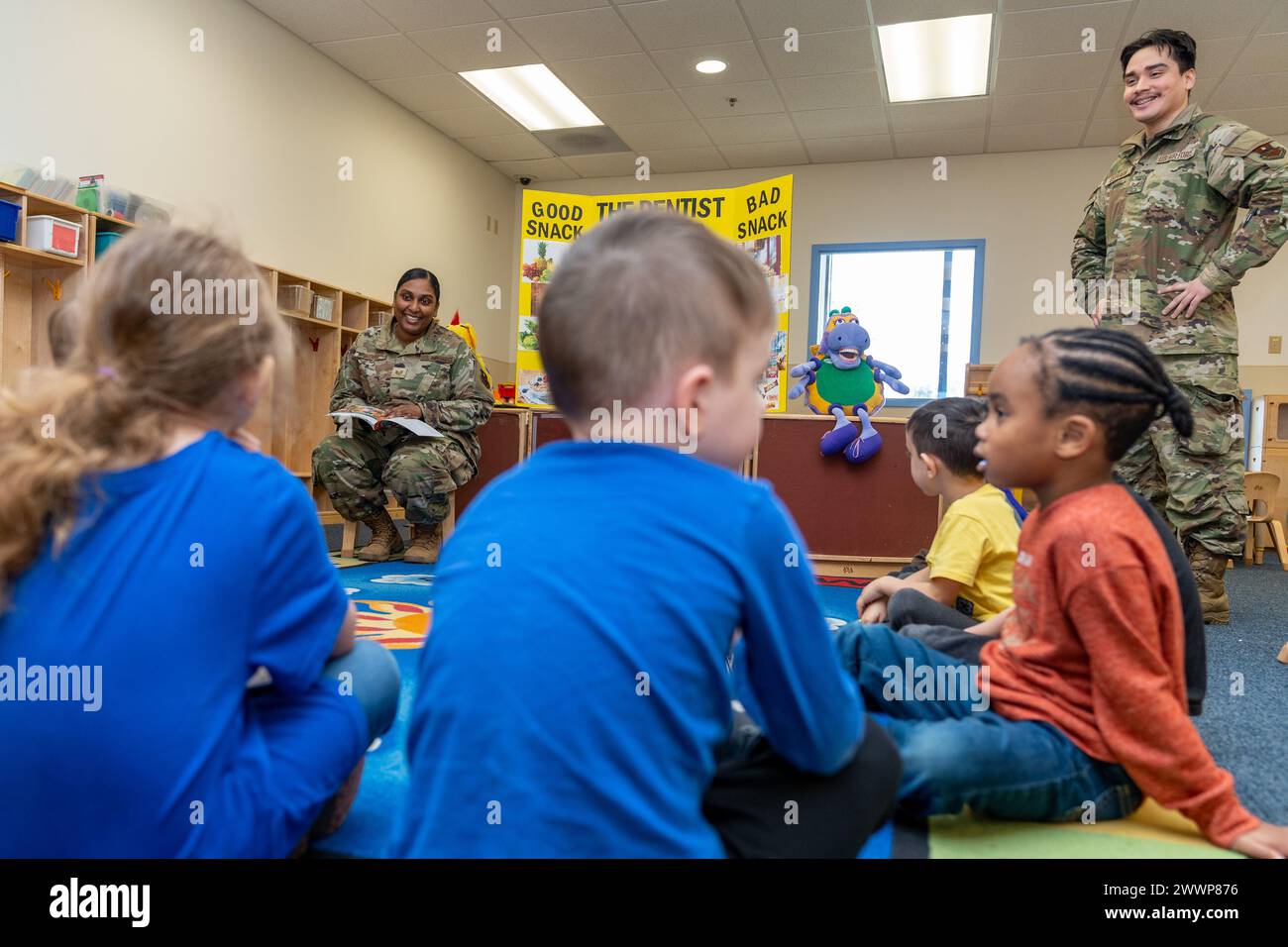 Sharla Sudial, 81st Dental Squadron dentale igienista, e Airman 1st Class Omar Estrada, 81st DS Dental Assistant, insegnano ai bambini al Child Development Center sulla salute orale durante il National Children's Dental Health Month alla Keesler Air Force base, Mississippi, 13 febbraio 2023. Ogni febbraio, l'American Dental Association sponsorizza National Children's Dental Health Month per sensibilizzare sull'importanza della salute orale. Aeronautica militare Foto Stock