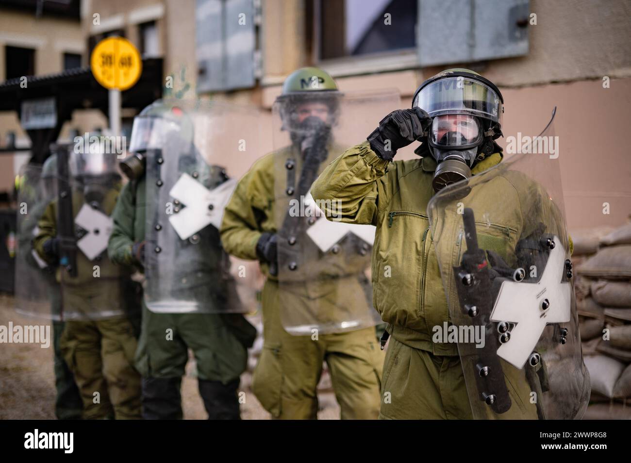 I soldati tedeschi si preparano a disperdere i rivoltosi simulati durante l'addestramento per il controllo della folla durante le forze del Kosovo 33 (KFOR 33) Mission Rehearsal Exercise (MRE) nella Hohenfels Training area, Germania, 10 febbraio 2024. KFOR 33 MRE è un evento di formazione multinazionale condotto per preparare il 48° IBCT (GA ARNG) e i partner multinazionali per il loro dispiegamento al comando regionale del Kosovo Est. Esercito Foto Stock