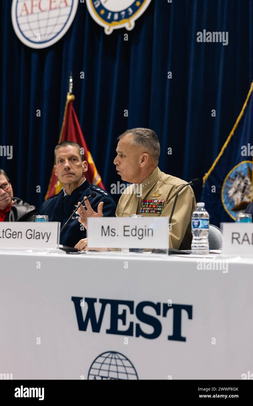 U.S. Marine Corps tenente generale Matthew Glavy, vice comandante per l'informazione e direttore dell'intelligence per il corpo dei Marines, quartier generale del corpo dei Marines, risponde alle domande durante il panel WEST 2024: "Abbiamo gli strumenti e le tecnologie di cui abbiamo bisogno per abilitare l'informazione come moltiplicatore dei combattimenti?" Ospitato dal presidente e CEO della Armed Forces Communications & Electronics Association International, il tenente generale Susan S. Lawrence, in pensione, presso il San Diego Convention Center in California, 14 febbraio 2024. Lo scopo del gruppo era quello di discutere le sfide e le aspettative che i leader devono affrontare Foto Stock