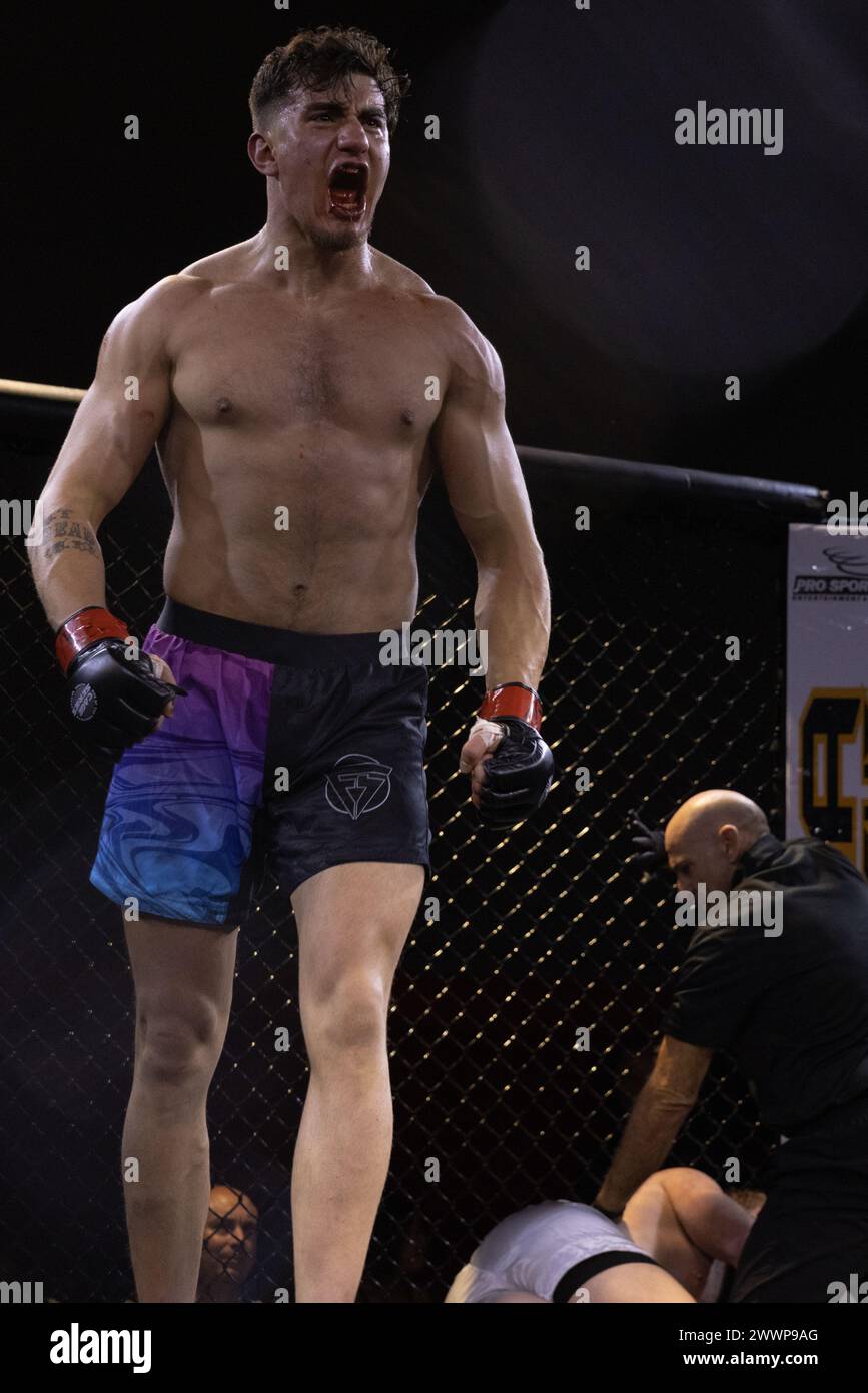 Elias Lindback con All Night Striking, combattente amatoriale, partecipa alla classe di peso 205 kg MMA Fight Night presso la Marine Corps Air Station Yuma, Arizona, il 2 febbraio 2023. Questo evento è stato coordinato dai Marine Corps Community Services al fine di promuovere la coesione di base, aumentare il morale e fornire intrattenimento. Corpo dei Marine Foto Stock