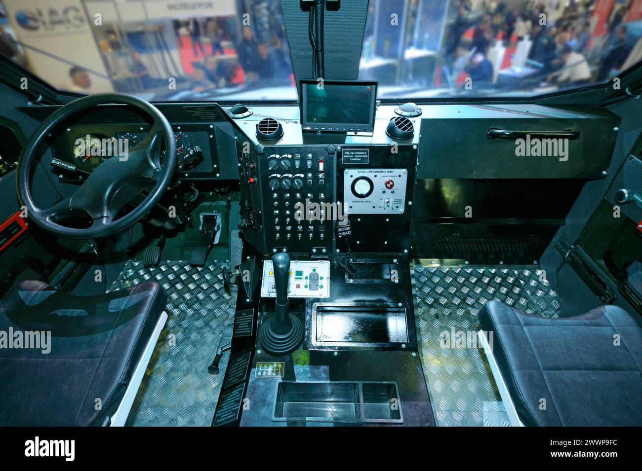 Cabina conducente-meccanica di un supporto per personale blindato: Sedile, ruota, cruscotto. Ucraina Foto Stock
