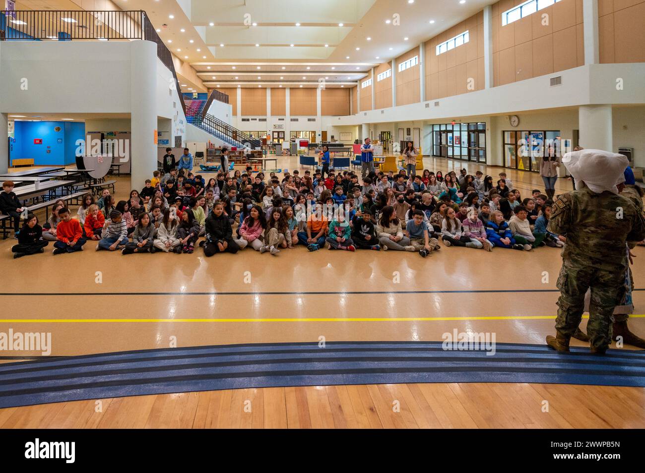 Gli studenti di quarta e quinta elementare della Osan Elementary School attendono un briefing da parte di U.S. Airmen assegnato alla 51st Medical Group Dental Clinic presso Osan Air base, Repubblica di Corea, 23 febbraio 2024. La clinica odontoiatrica ha visitato la scuola in onore del National Children's Dental Health Month. Insegnavano lezioni di igiene dentale seguite da giochi interattivi e premi. Aeronautica militare Foto Stock