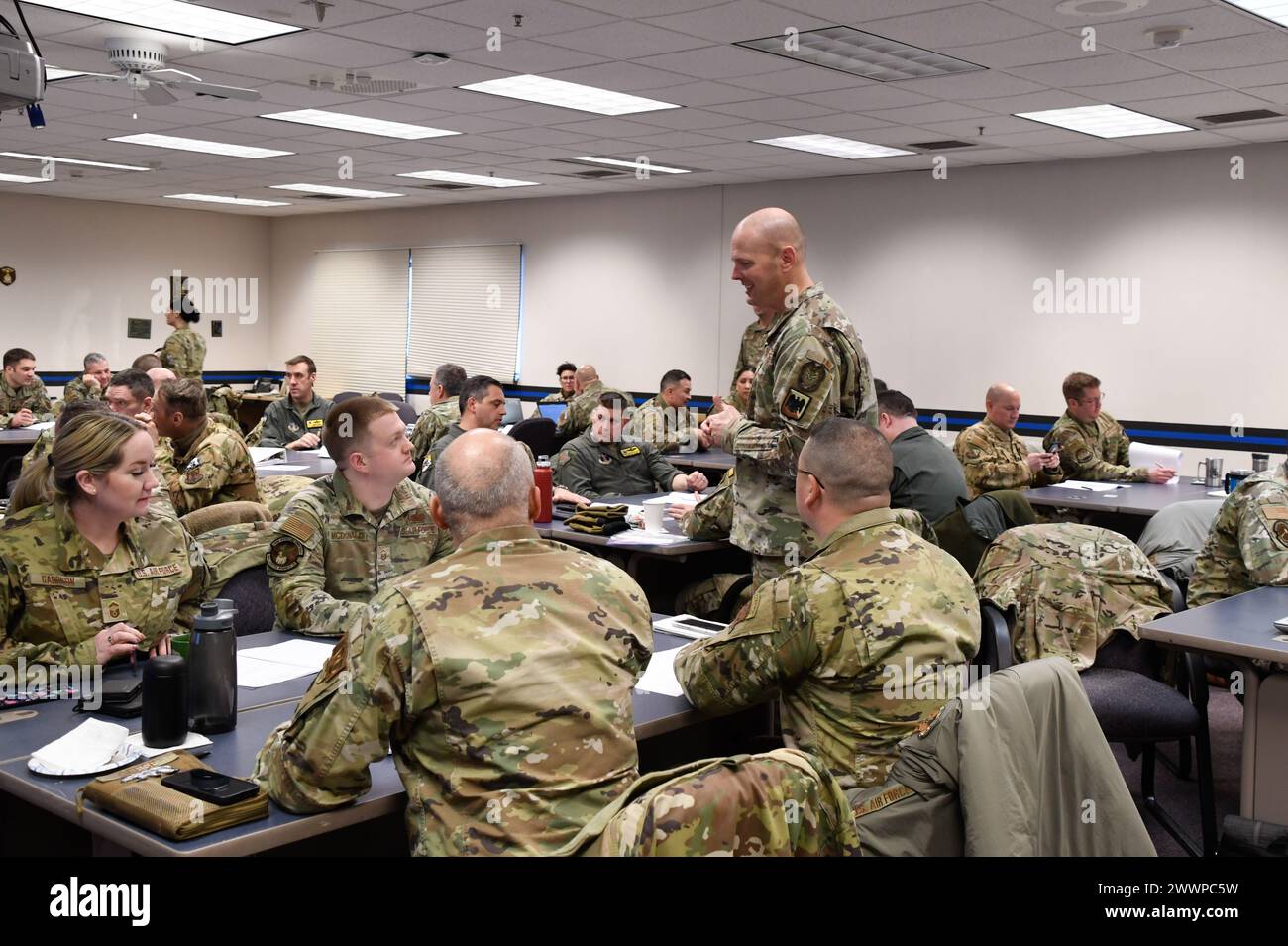 Il tenente colonnello Thomas Nieukirk, capo delle ispezioni aeree, ispettore generale della Guardia Nazionale aerea, discute le tecniche di gestione mentre impartisce un corso avanzato e un workshop di leadership dell'unità presso Eielson Air Force base, Alaska, 4 febbraio 2024. Il corso avanzato e il workshop sulla leadership delle unità mira a influire positivamente sulla leadership e a mettere tutti su un quadro comune. Air National Guard Foto Stock