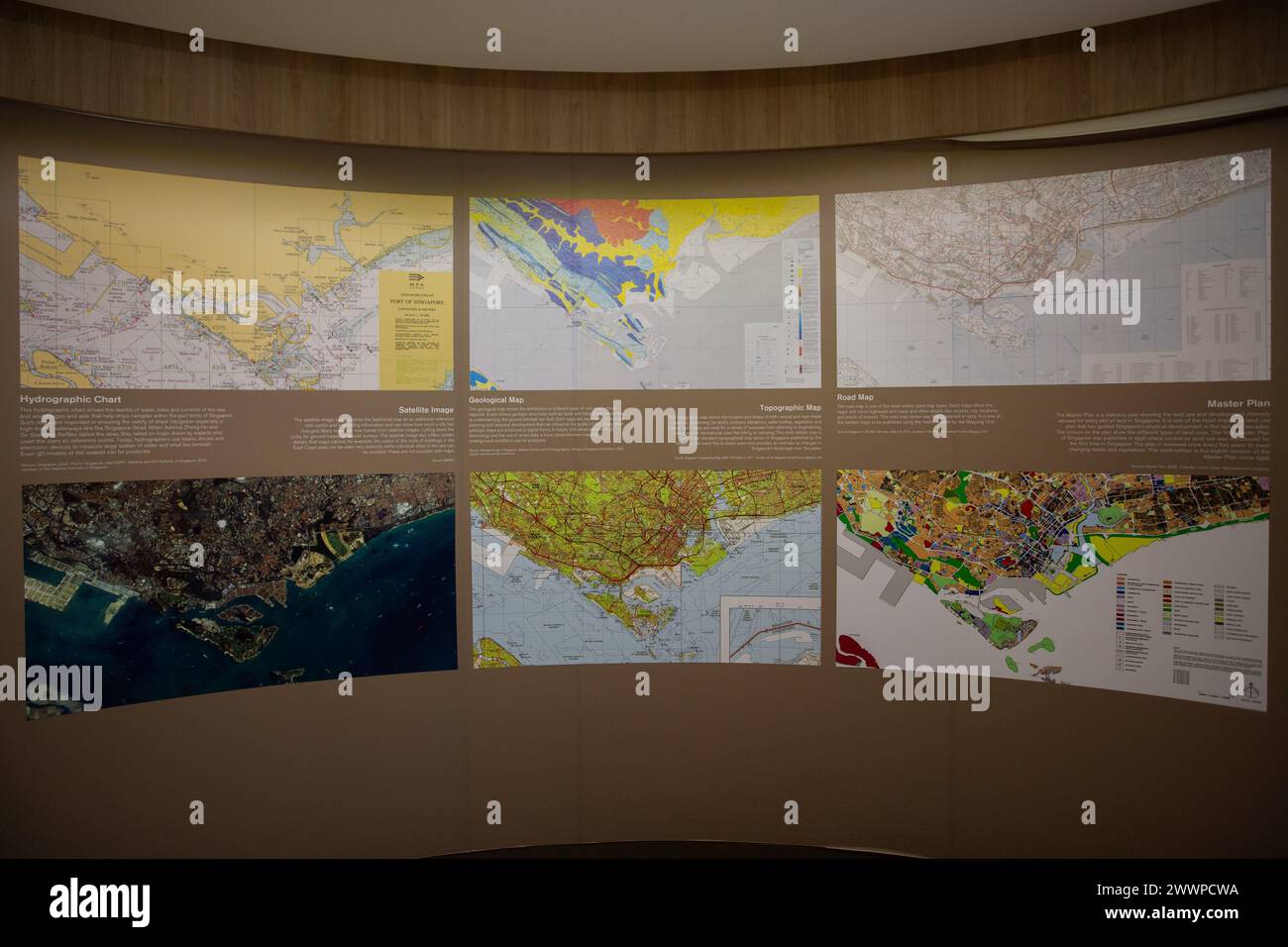 Diversi tipi di mappe di Singapore vengono visualizzate per il pubblico per imparare o studiare. 2024. Foto Stock