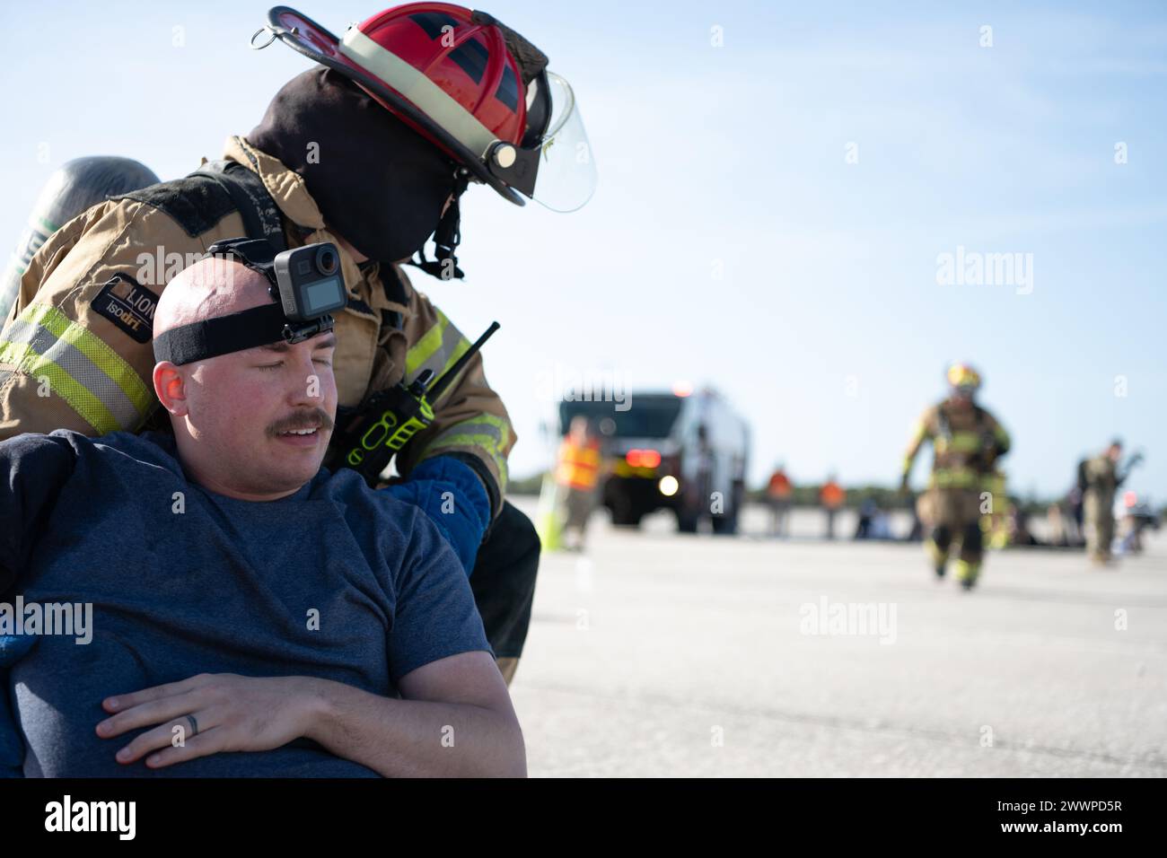 I vigili del fuoco della U.S. Air Force assegnati al 6th Civil Engineer Squadron Aid a Simulated Persialty durante un'esercitazione di risposta agli incidenti gravi presso la MacDill Air Force base, Florida, 28 febbraio 2024. Personale di emergenza MacDill addestrato a prepararsi per un evento nel peggiore dei casi. Aeronautica militare Foto Stock