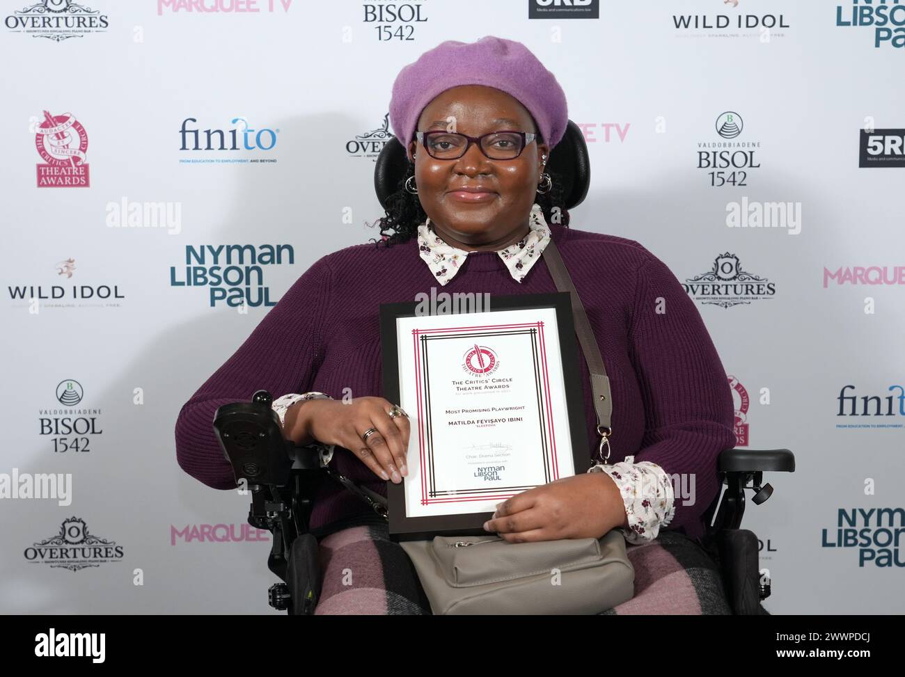 Matilda Feyisayo Ibini con il suo più promettente drammaturgo Award all'annuale UK Critics' Circle Theatre Awards, al Soho Place di Londra. Data foto: Lunedì 25 marzo 2024. Foto Stock