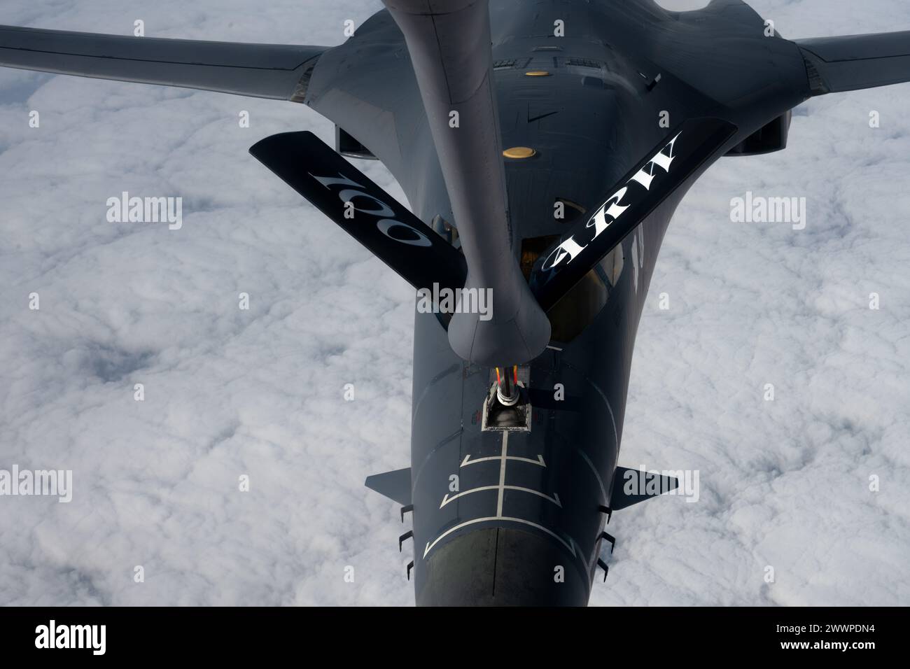 Un B-1 Lancer della U.S. Air Force dal 28th Bomb Wing, Ellsworth Air Force base, S.D., riceve carburante da un KC-135 Stratotanker dal 100th Air Refueling Wing, Royal Air Force Mildenhall, Inghilterra, a sostegno degli attacchi aerei in Iraq e Siria contro i gruppi di milizie sostenute dall'Iran sull'Oceano Atlantico, 2 febbraio 2024. Gli equipaggi B-1 conducono regolarmente missioni di lunga durata tra CONUS e CONUS come parte delle missioni strategiche Bomber Task Force intraprese dall'Air Force Global Strike Command in tutto il mondo. Aeronautica militare Foto Stock