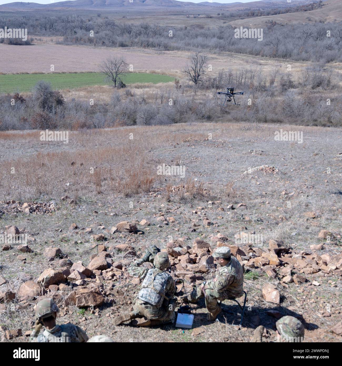 13F avanzato di addestramento individuale gli studenti della Bravo Battery, 1-78th Field Artillery Battalion, condussero il loro culmine esercizio di addestramento il 14 febbraio in cima all'OP Andrews. CPT Ryaan Villagomez, il Comandante della batteria Bravo coordinato con la casa scolastica C-UAS e piloti di droni per fornire agli studenti una dimostrazione di una nuova piattaforma UAS/UAV. Foto Stock