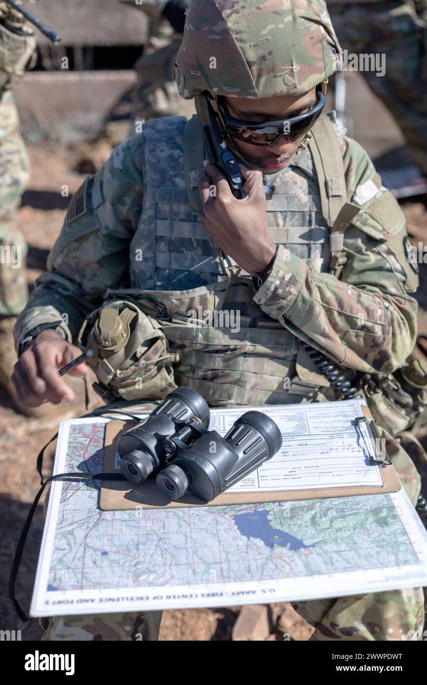 13F avanzato di addestramento individuale gli studenti della Bravo Battery, 1-78th Field Artillery Battalion, condussero il loro culmine esercizio di addestramento il 14 febbraio in cima all'OP Andrews. CPT Ryaan Villagomez, il Comandante della batteria Bravo coordinato con la casa scolastica C-UAS e piloti di droni per fornire agli studenti una dimostrazione di una nuova piattaforma UAS/UAV. Foto Stock