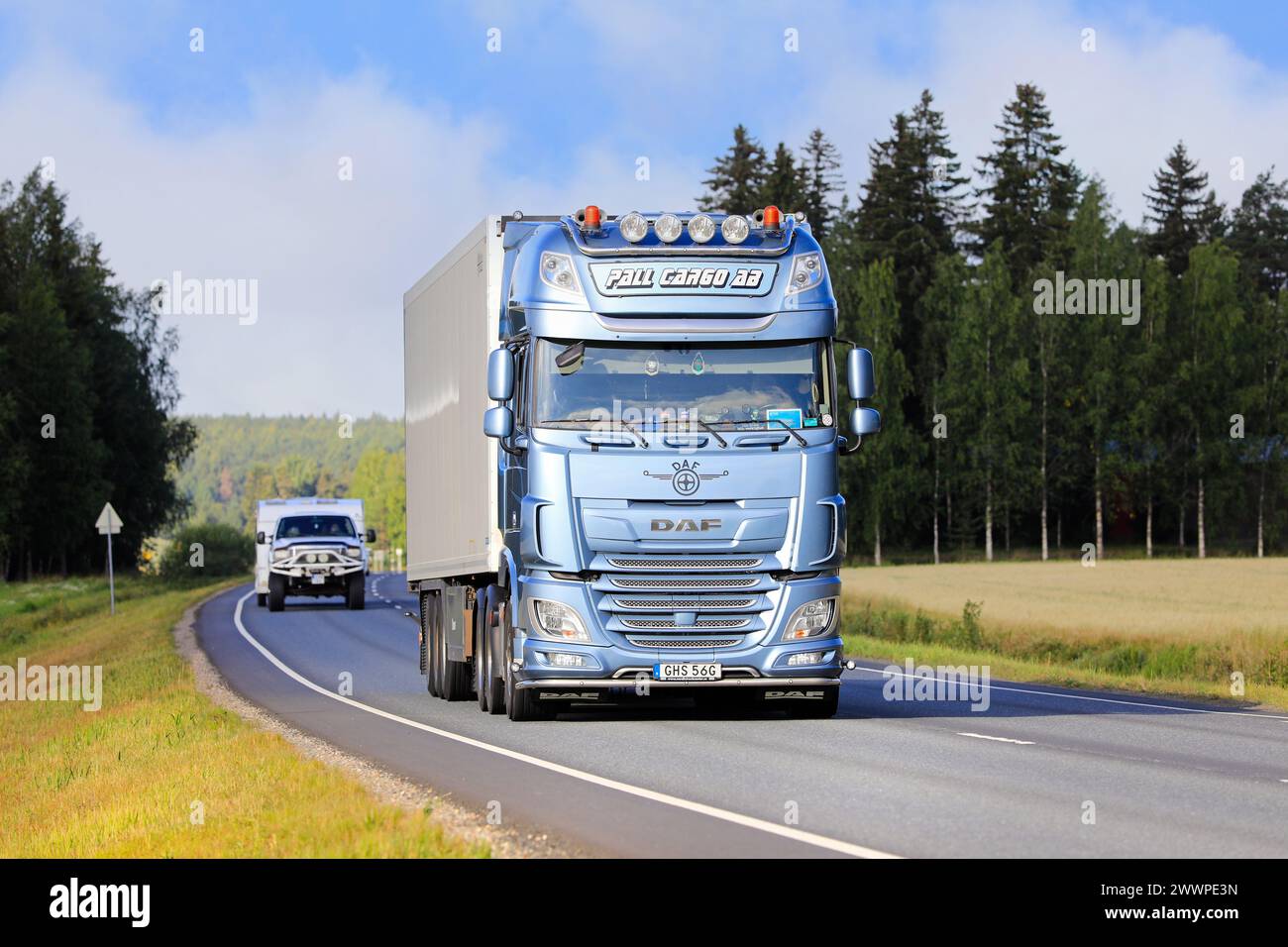 DAF XF Pall Cargo AB, splendidamente personalizzato, blu ghiaccio, davanti al semirimorchio su strada. Urjala, Finlandia. 11 agosto 2022. Foto Stock DAF XF Pall Cargo AB, splendidamente personalizzato, blu ghiaccio, davanti al semirimorchio su strada. Urjala, Finlandia. 11 agosto 2022. Foto Stock