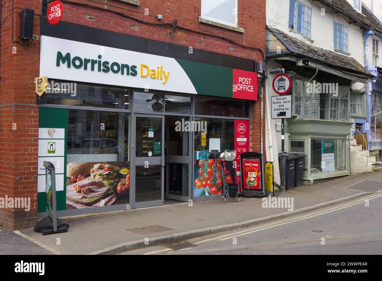 Morrison's Daily and Post Office shopfront a Faringdon, Oxfordshire, Inghilterra, Regno Unito Foto Stock