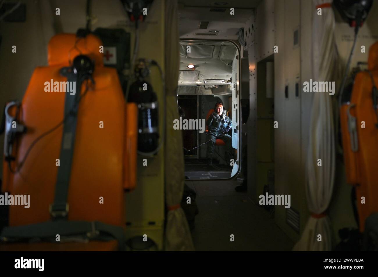 Un membro del team Japan Maritime Self-Defense Force ShinMaywa US-2 Flying Boat Rescue Scuba dà un pollice prima di un volo di addestramento di ricerca e soccorso durante Cope North 24 presso Andersen Air Force base, Guam, 14 febbraio 2024. La continua collaborazione e integrazione delle operazioni disperse tra alleati e partner crea un vantaggio asimmetrico attraverso l'accesso, l'interoperabilità, una maggiore capacità dei partner e una maggiore consapevolezza del dominio. Aeronautica militare Foto Stock