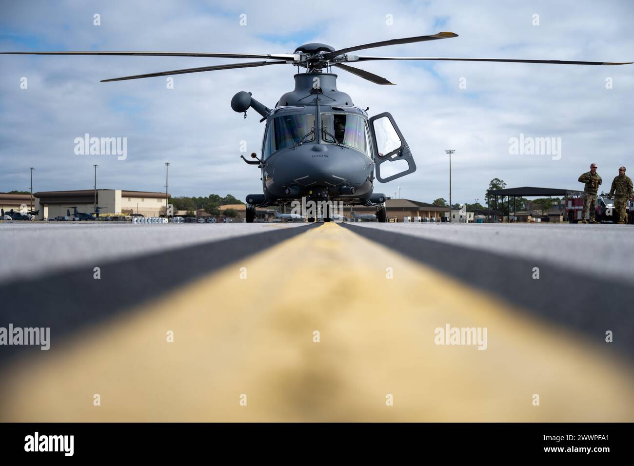 Un elicottero MH-139A Grey Wolf della U.S. Air Force assegnato all'Air Force Global Strike Command è parcheggiato sulla flightline prima di un test di rifornimento a caldo a Hurlburt Field, Florida, 9 febbraio 2024. L'MH-139A è un elicottero multi-missione, basato sul collaudato elicottero commerciale AW139, progettato per proteggere i missili balistici intercontinentali e trasportare funzionari del governo degli Stati Uniti e forze di sicurezza. Aeronautica militare Foto Stock