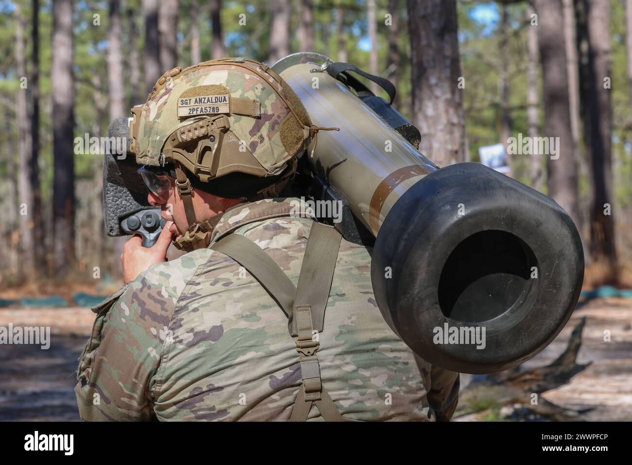 Un soldato dell'esercito degli Stati Uniti assegnato alla 82nd Airborne Division ha alle spalle un FGM-148 Javelin durante la competizione E3B a Fort Liberty, Carolina del Nord, il 6 febbraio 2024. E3B si riferisce ai test combinati per il distintivo Expert Infantryman, Expert Soldier Badge e Expert Field Medical Badge. Esercito Foto Stock