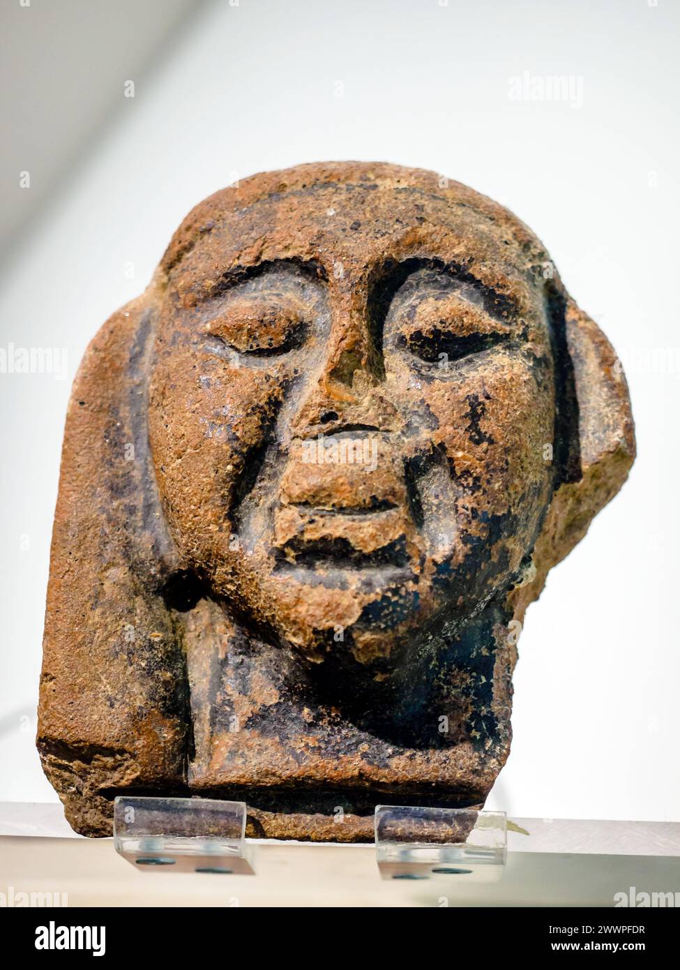Antefissi (terminali a coppa) con testa femmina. Terracotta stampata. 590-580 a.C. dalla decorazione architettonica del tempio a cella singola (oikos) in Piazza d'armi Foto Stock