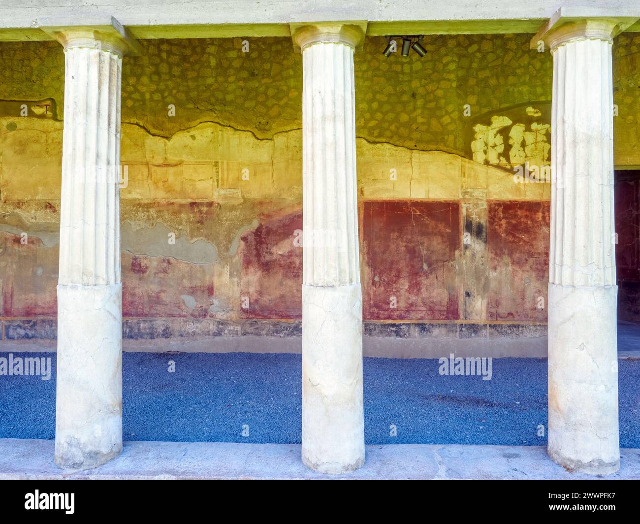 Peristilio (cortile aperto o giardino circondato da un colonnato) - Oplontis conosciuta come Villa Poppea in Torre Annunziata - Napoli, Italia Foto Stock