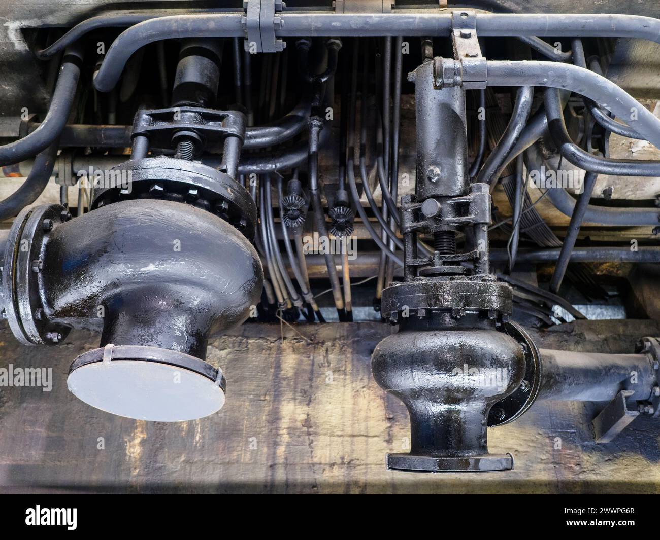 Dettaglio della turbina a vapore e del motore diesel nell'ex centrale elettrica Montemartini a Roma, che ora ospita un museo di tesori dell'antica Roma - Museo centrale Montemartini, Roma, Italia Foto Stock