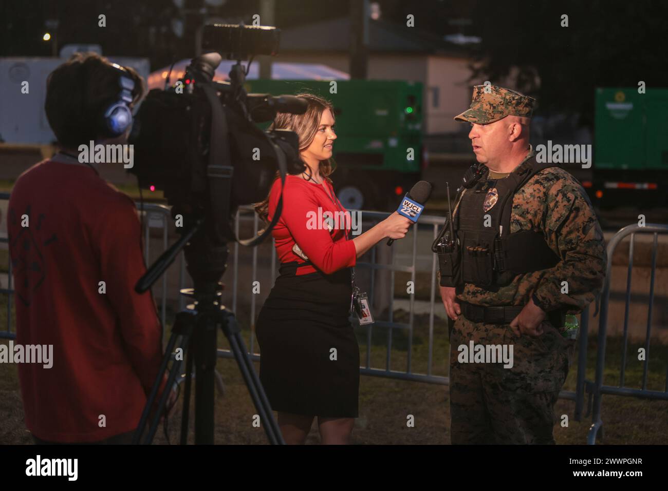 Il maggiore del corpo dei Marines Steven Cox, vice prevosto maresciallo, quartier generale e quartier generale Squadron, Marine Corps Air Station (MCAS) Beaufort, risponde alle domande durante un'intervista con WJCL News su un concerto gratuito, con il tenente Dan Band e la banda dei Marines di Parris Island, quartier generale e Battaglione di servizio, Marine Corps Recruit Depot Parris Island, a MCAS Beaufort, Carolina del Sud, 23 febbraio 2024. Il tenente Dan Band, parte della Gary Sinise Foundation, onora i militari in servizio attivo e i veterani attraverso programmi di sensibilizzazione e concerti. Corpo dei Marine Foto Stock