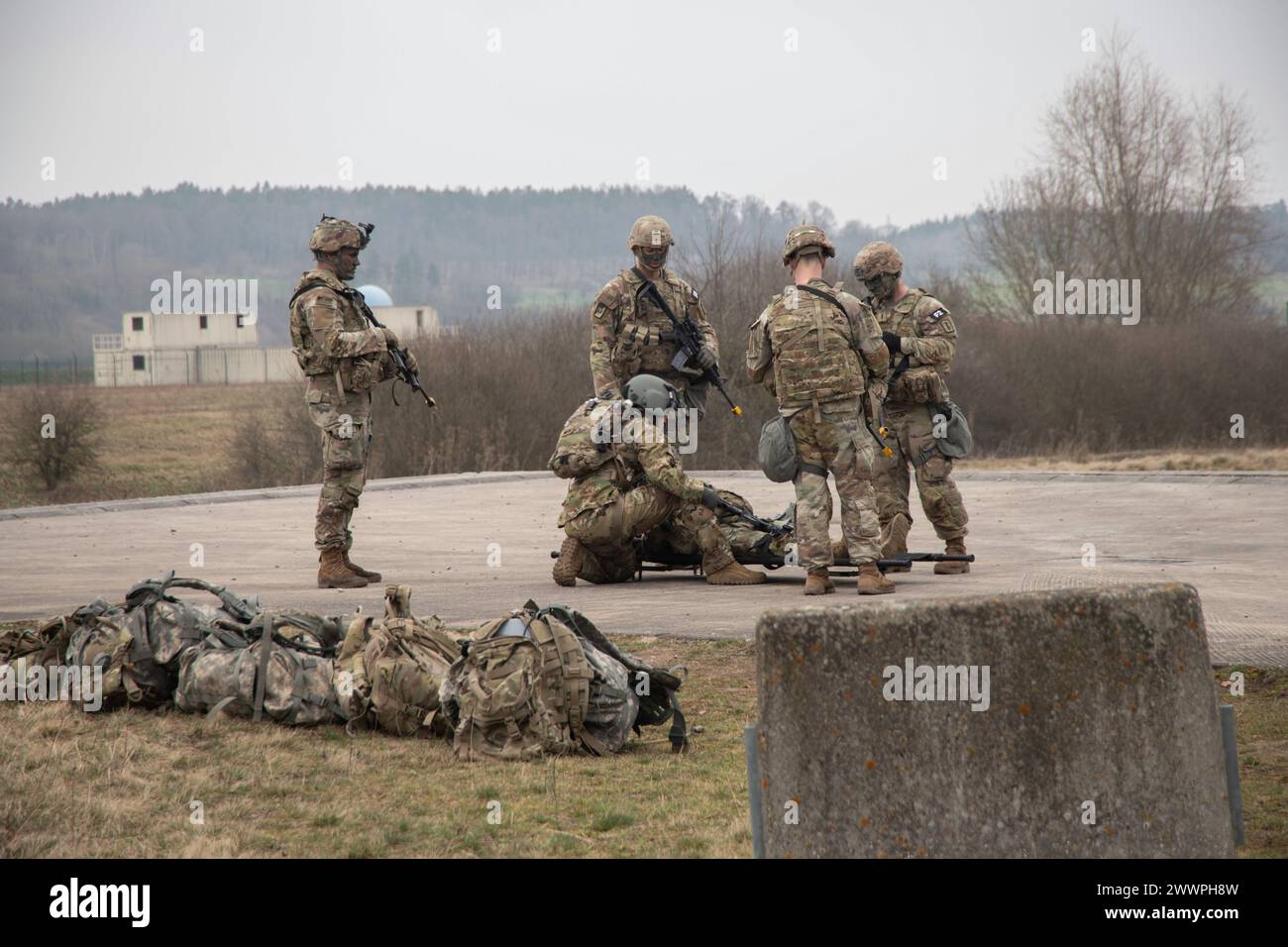 I soldati statunitensi con la 30th Medical Brigade, il 21st Theater Sustainment Command partecipano al concorso Best Squad presso l'area di addestramento locale Oberdachstetten, Ansbach, Germania, Esercito Foto Stock