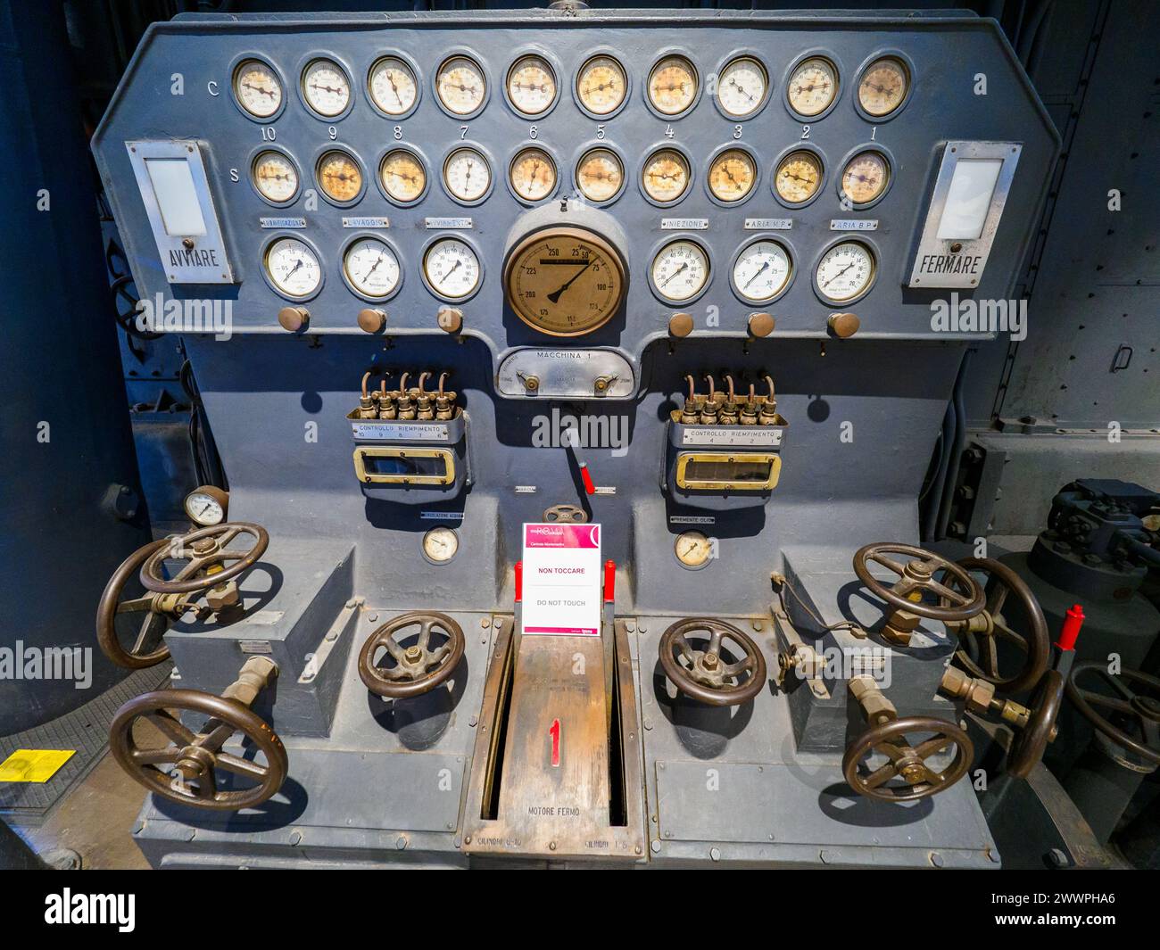 Pannello di controllo per le turbine a vapore e i motori diesel dell'ex centrale elettrica Montemartini a Roma, oggi sede di un museo dei tesori dell'antica Roma - Museo centrale Montemartini, Roma, Italia Foto Stock