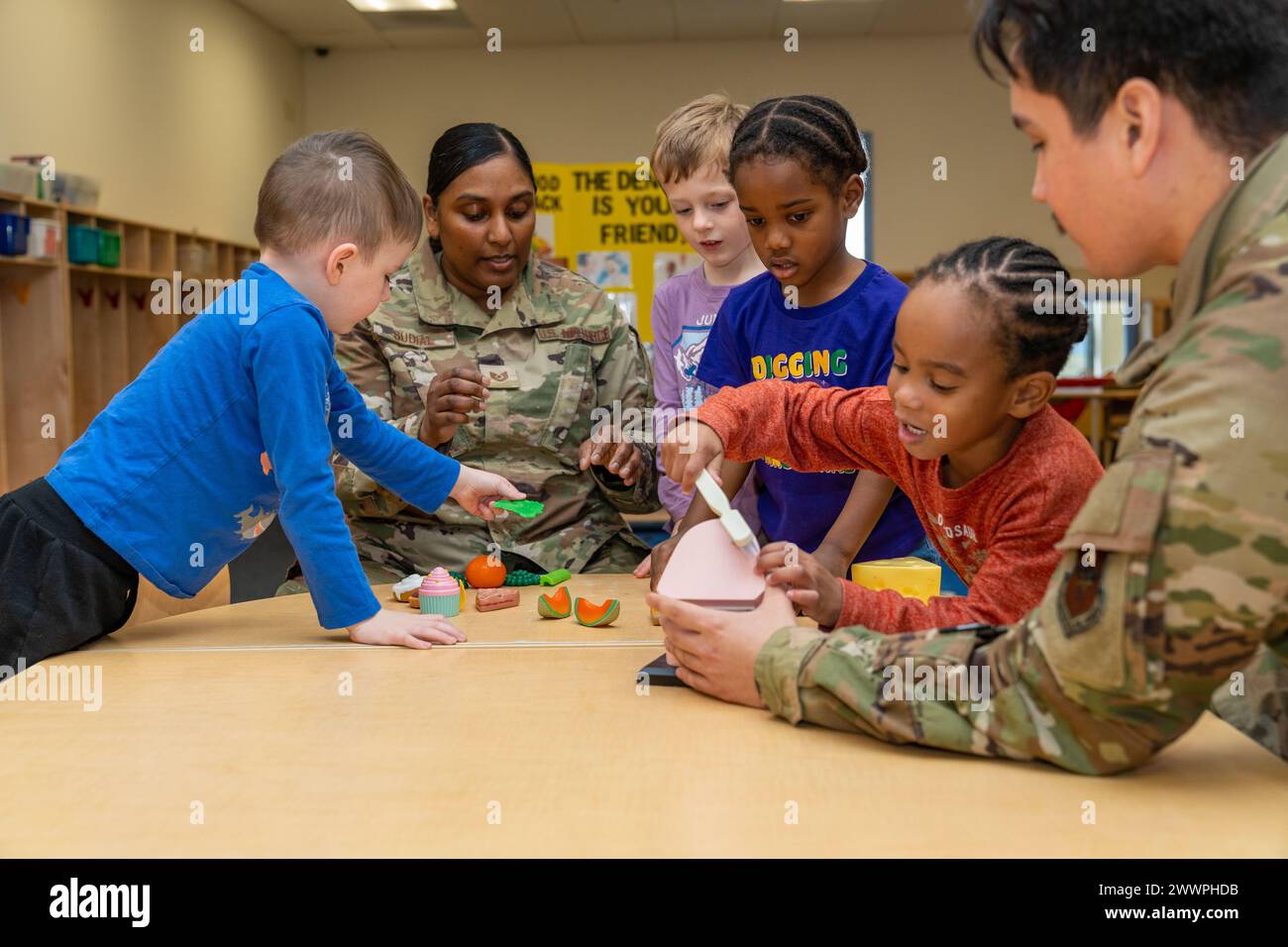Sharla Sudial, 81st Dental Squadron dentale igienista, e Airman 1st Class Omar Estrada, 81st DS Dental Assistant, insegnano ai bambini al Child Development Center sulla salute orale durante il National Children's Dental Health Month alla Keesler Air Force base, Mississippi, 13 febbraio 2023. Ogni febbraio, l'American Dental Association sponsorizza National Children's Dental Health Month per sensibilizzare sull'importanza della salute orale. Aeronautica militare Foto Stock