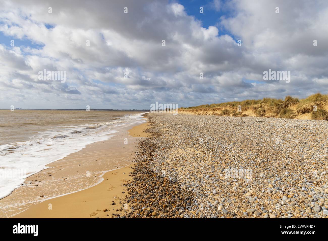 Vista della spiaggia e delle dune di Walberswick, Suffolk e possibile sito di approdo per il programma National Grid LionLink. Foto Stock